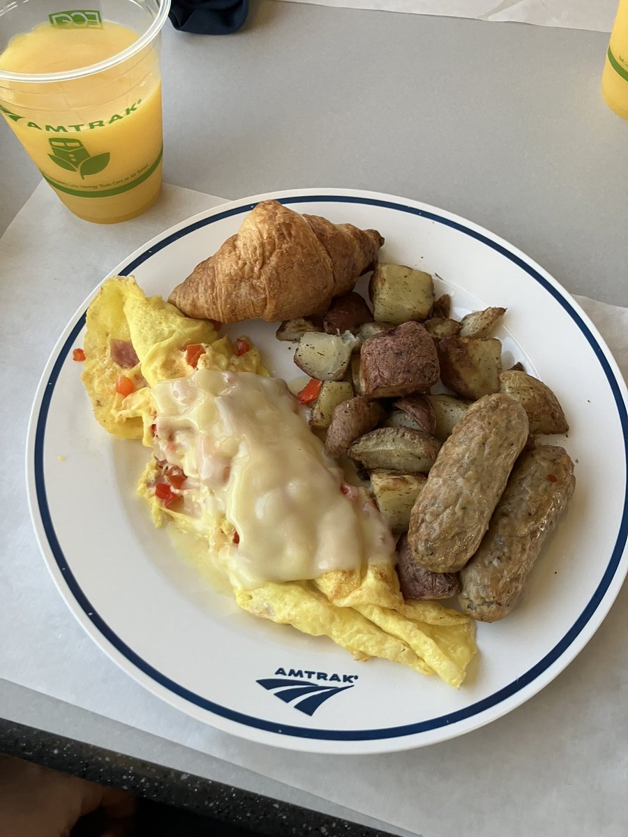 Opsydaisy4's tweet photo. Breakfast at Amtrak https://t.co/9Rqh01unsW