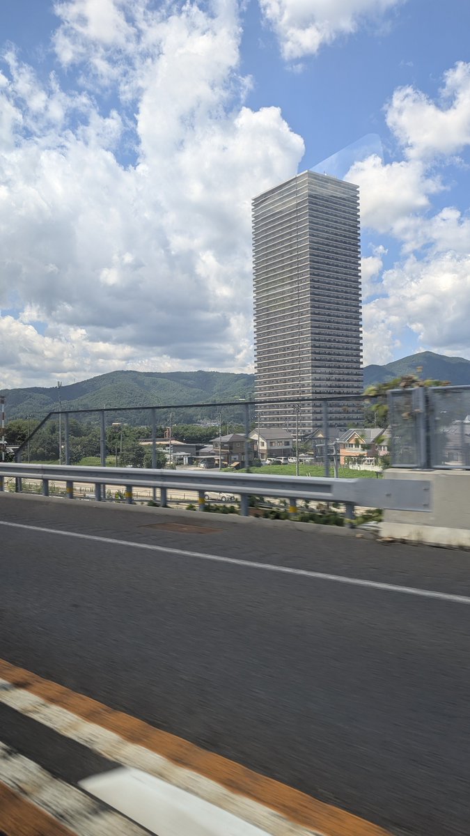 gara_pon's tweet photo. かみのやま名物…！？昔からポツンと建つマンションです
 #水クレじゃーにー https://t.co/kUpRaqjnXk