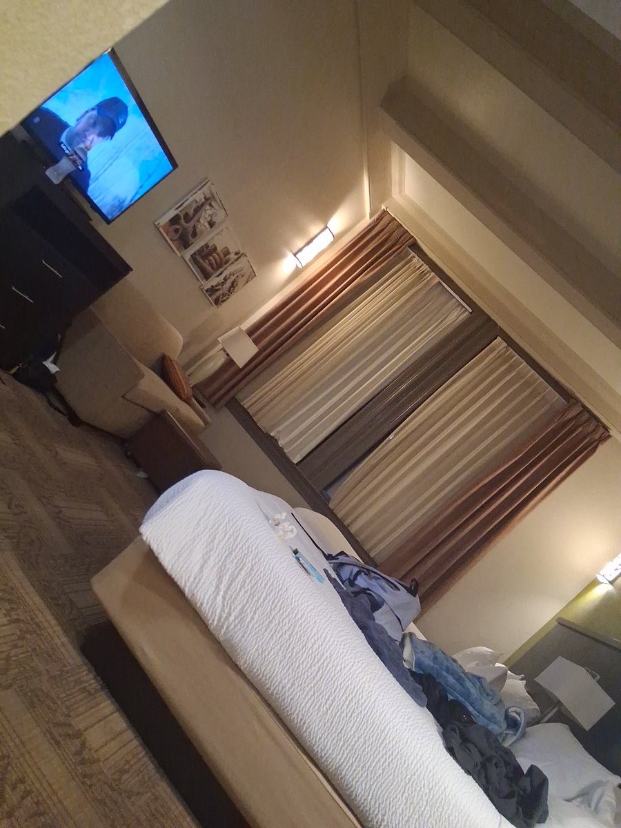 Traptj97PG's tweet photo. Got a whole hotel im bored asf glad to be not outside tho thank god for that im finna get lit solo solo I might walk by the water tonight hit a jay or 2 #FlyingSolo #DowntownVibes #WhatsNext https://t.co/HEV3L8l2VJ