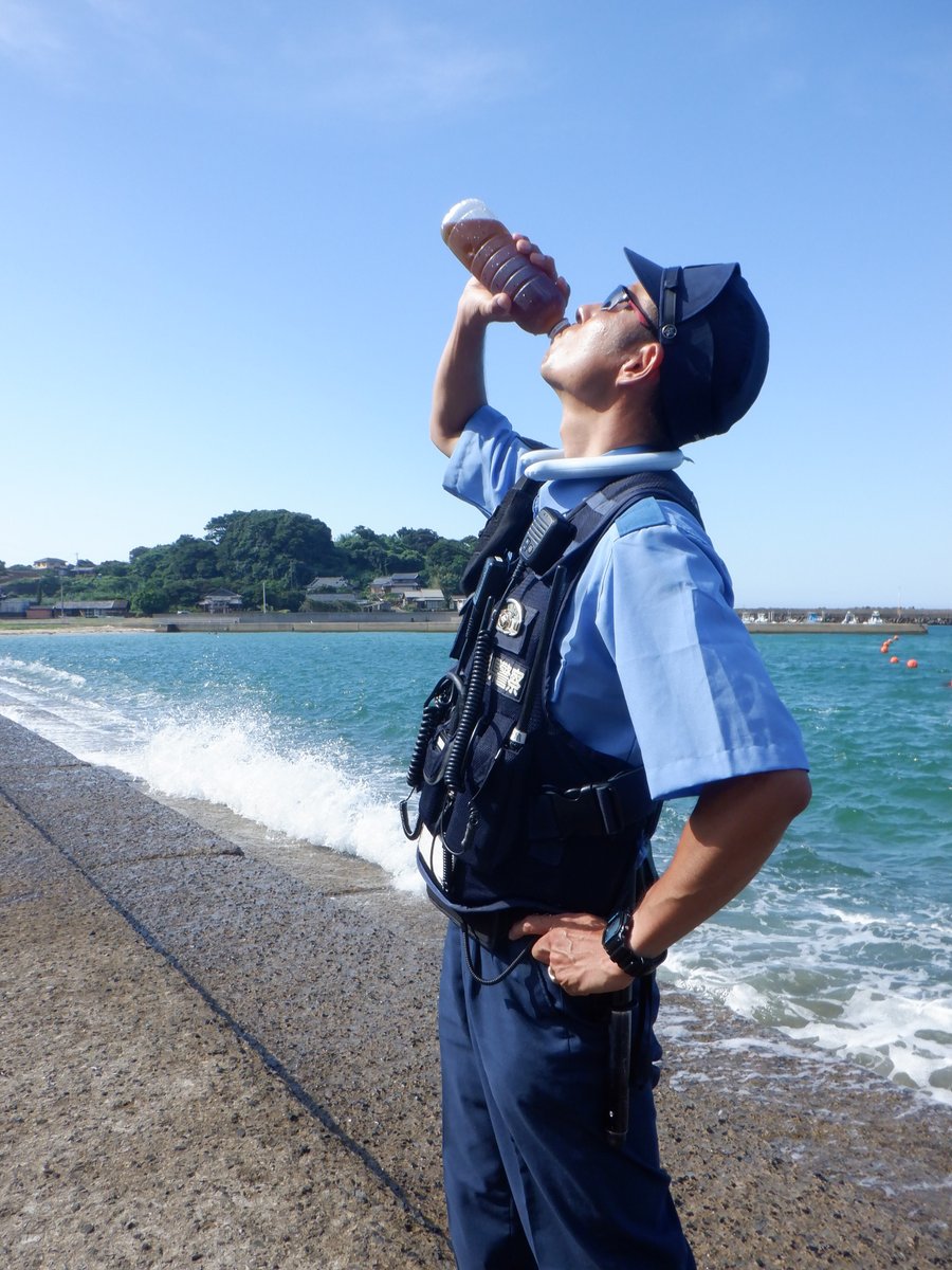 NPP_kikaku's tweet photo. 【 #平戸警察署 】
〈 #猛暑 到来！〉
毎日、暑い！！
警察官もこまめに水分補給や休息を取りながら、現場活動しています！

皆さんも熱中症に気を付けて、この夏を乗り越えましょう！

#熱中症　#暑い　#夏　#水分補給　#海　
#警察官　#警察官募集 申込みは８月14日まで☆ https://t.co/zuxTWYn0Qi