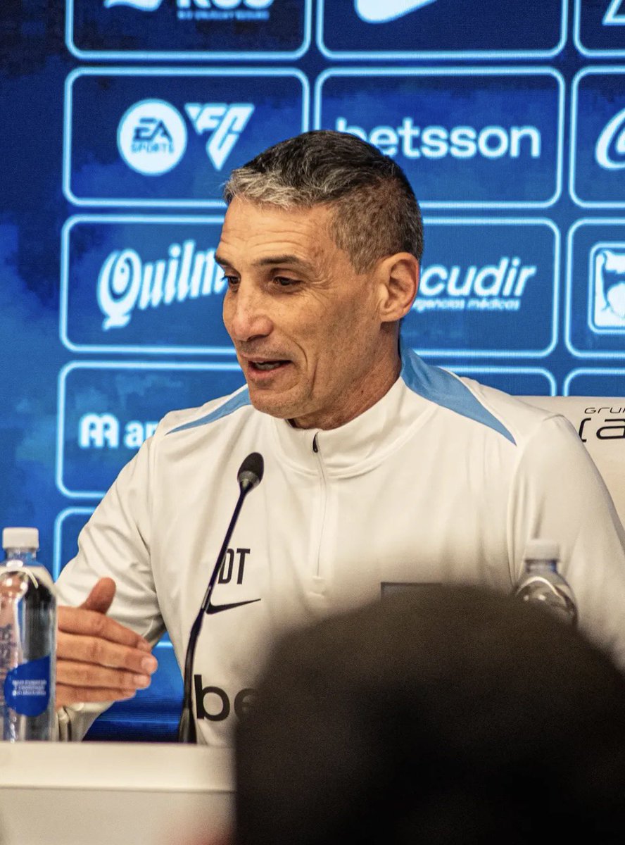 juampideluca_'s tweet photo. "Hay jugadores que ya estaban pero que no han tenido posibilidades, ahora las van a tener; jugadores que en determinado momento han hecho las cosas bien en las Inferiores o en Reserva, van a tener sus oportunidades, y jugadores que han conseguido y ganado todo también, pero van a tener que demostrarme, como me demostraron hoy los 10 jugadores que estaban dentro de la cancha. 

Este es un club grande, es Racing, y no se pueden conformar con haber ganado o tenido dos años muy buenos porque la gente va a exigir, yo les voy a exigir... quiero estar con los que quieren estar, y eso es importante".

Clarito Vojvoda.