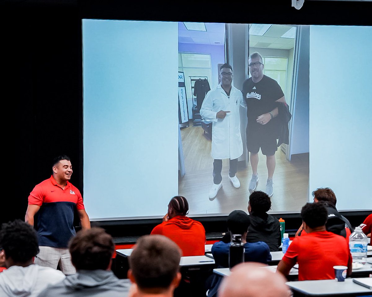 FresnoStateFB's tweet photo. BULLDOG BORN. BULLDOG BRED. 🏈

From the football field to the medical field. Bulldog football alumni Dr. Juan Bautista spoke to our team tonight 🩺

#BulldogBornBulldogBred https://t.co/vat7sPRDja