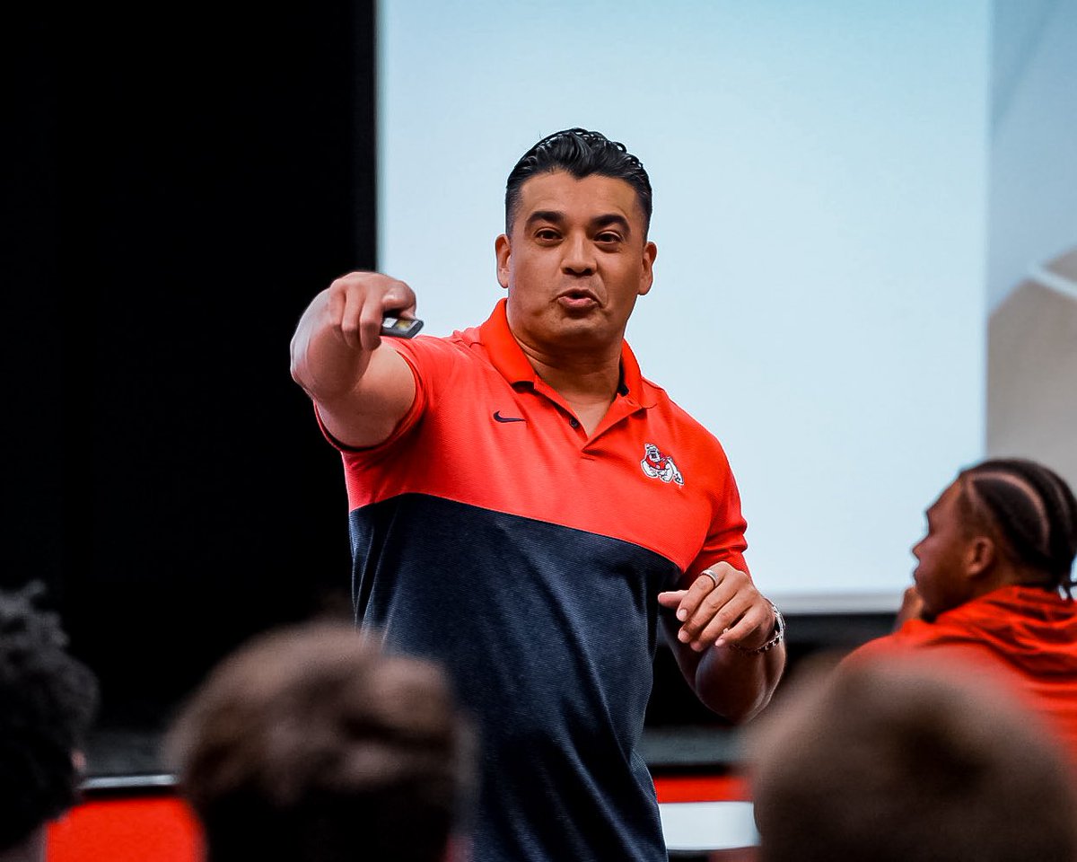 FresnoStateFB's tweet photo. BULLDOG BORN. BULLDOG BRED. 🏈

From the football field to the medical field. Bulldog football alumni Dr. Juan Bautista spoke to our team tonight 🩺

#BulldogBornBulldogBred https://t.co/vat7sPRDja