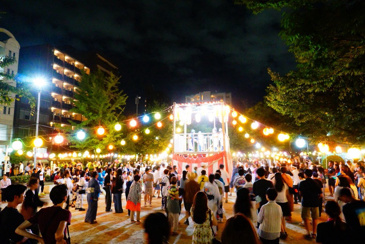 RYOKUCHA_OK's tweet photo. 夏祭りを撮ってみました。老いも若きも踊る踊る。盛り上がってました。都会の中のけして大きくない公園ですが、毎年大勢の人が集まります。楽しかった！
#滝川公園
#すっきゃねん滝川
#カメラ初心者 https://t.co/6wfOPu9tgt
