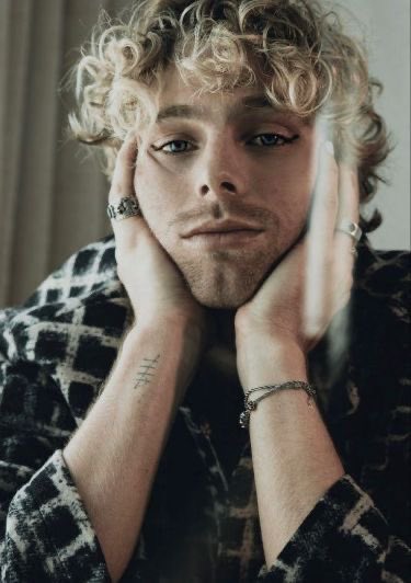 bestyears_muke's tweet photo. @letsgoflyairs he has taken over my pinterest lmao https://t.co/qpiR7mVgqH