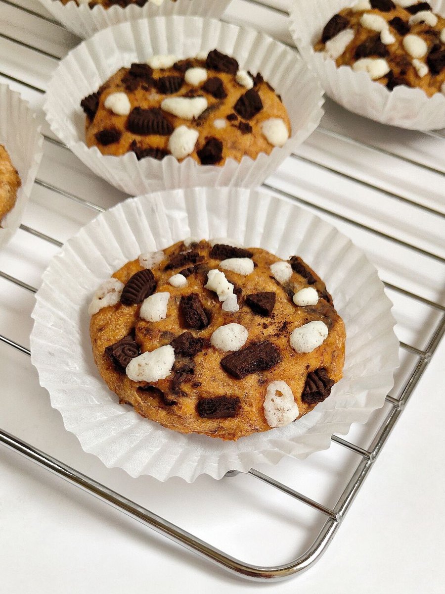 AnsDijk's tweet photo. Just had the coziest Sunday baking session! Whip up my favorite chocolate chip cookies with warm butter and extra dark chunks—fresh out the oven, they smell like heaven.  Still covered in flour, 10/10 would repeat this little ritual. https://t.co/lvv5EnSvxO