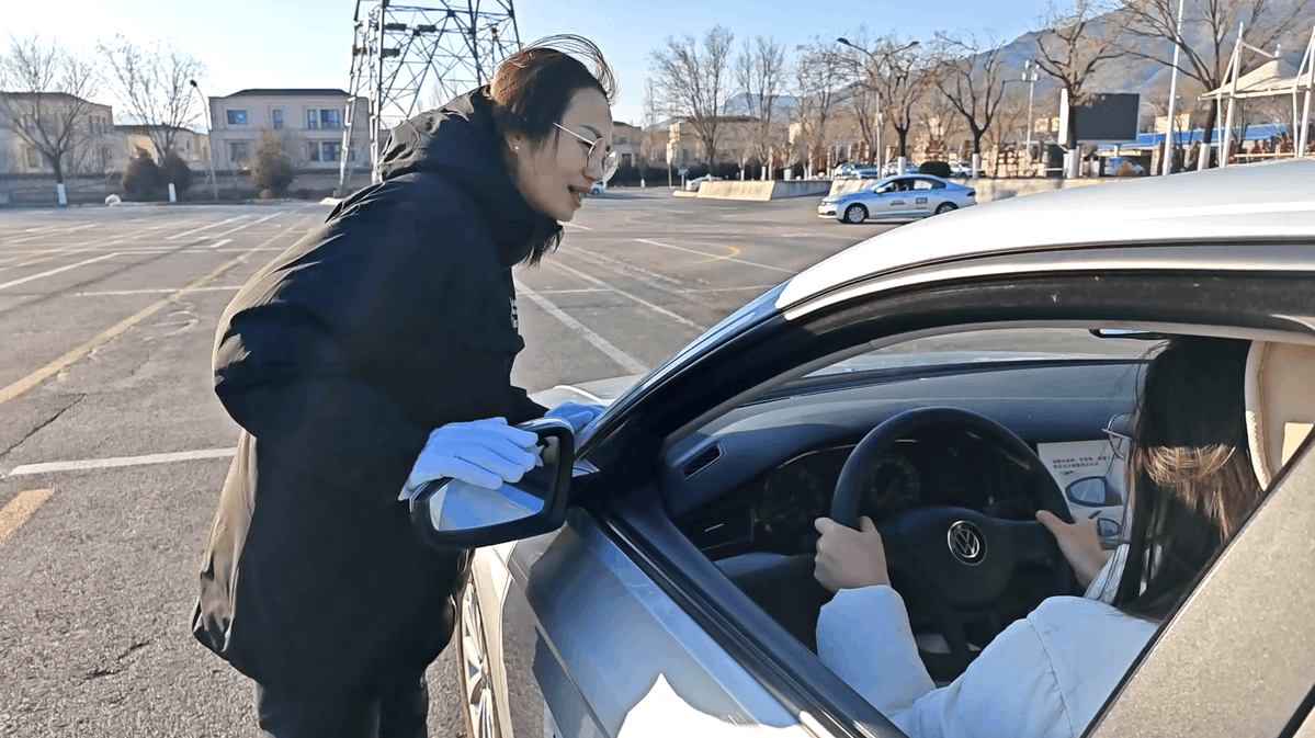 jj_caleb's tweet photo. Just nailed my first reverse parking on the first try!  Stress level off the charts but so worth it. Day 2 of driving school is already way more fun than I expected—who’s got more学车 hacks https://t.co/olKEdMjjTW