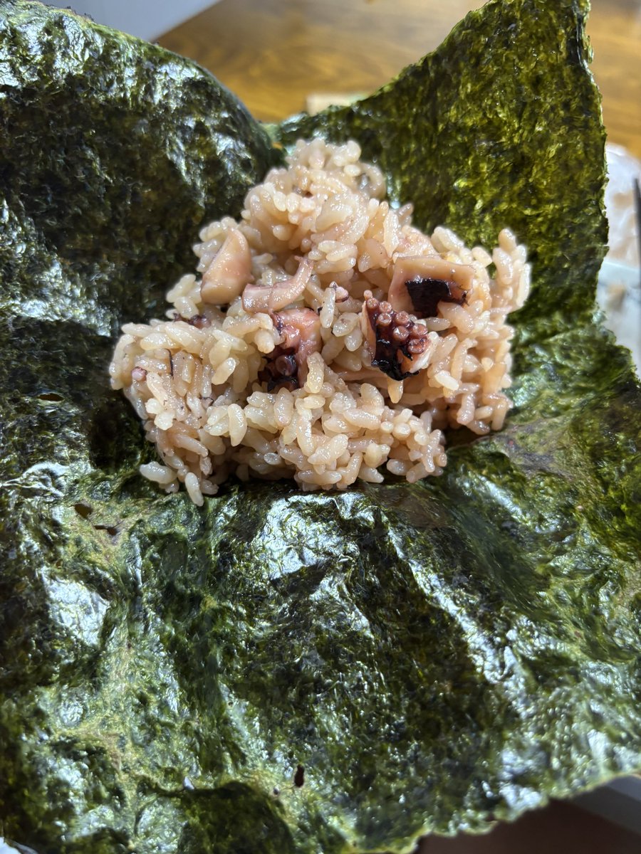 CHADSMITH5's tweet photo. 最近知った、タコ飯の食べ方
焼き海苔でまいておにぎりにして、、
美味いよー、えーん、えーん https://t.co/et2kgFpMeg