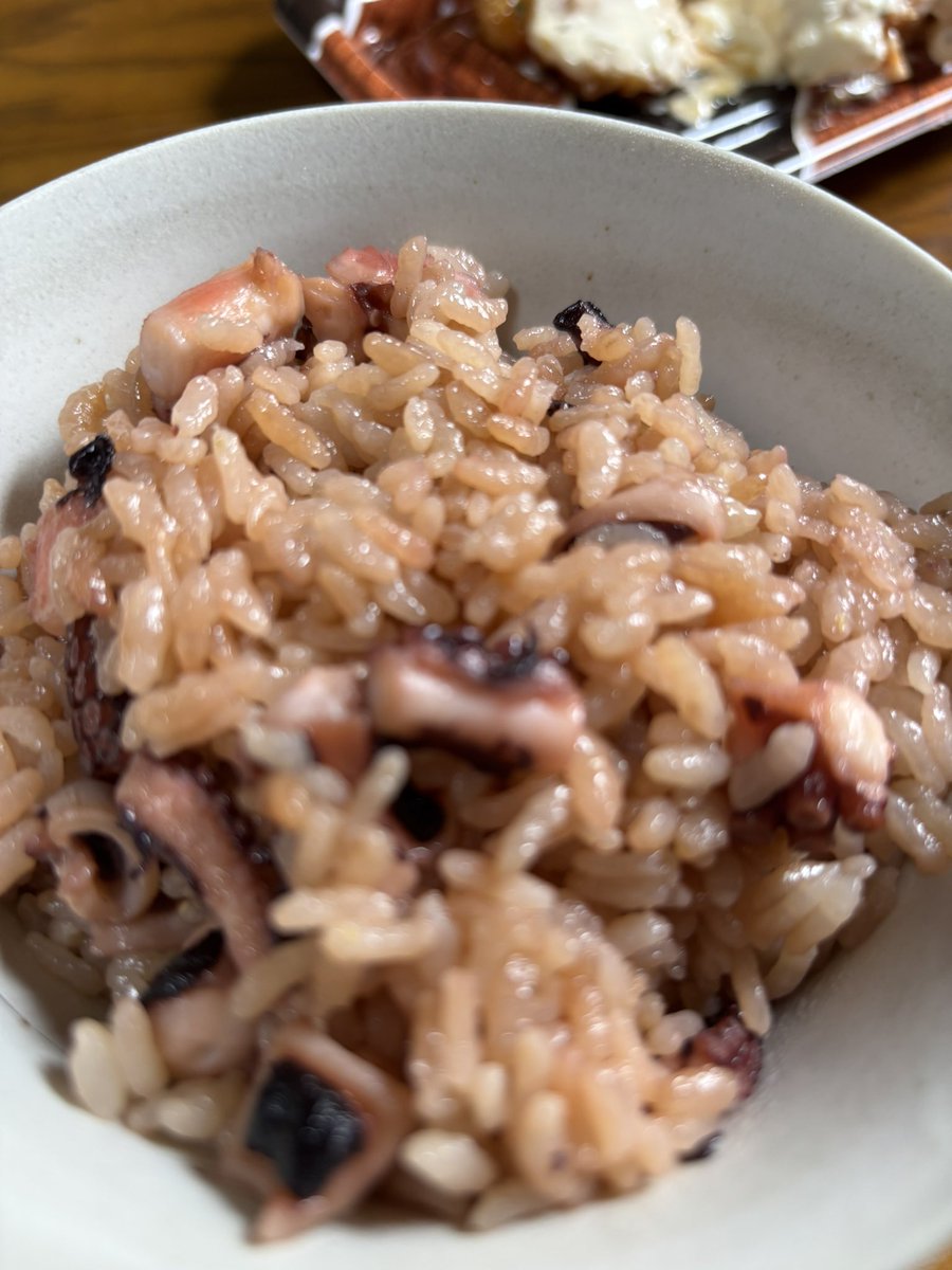 CHADSMITH5's tweet photo. 最近知った、タコ飯の食べ方
焼き海苔でまいておにぎりにして、、
美味いよー、えーん、えーん https://t.co/et2kgFpMeg