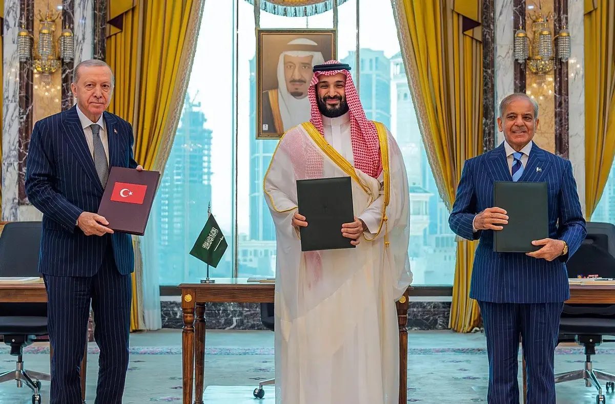 alisherQodir's tweet photo. Faşizmga qarşi birlaşgan Antanta uçligi, qatorida Özbekiston ham bölgan 50 dan ortiq davlatlarni antifaşist birligiga aylanganidek, zöravon va buzğunçi sionizmga qarşi birlaşgan Makka uçligi ham antisionist birlikka aylanadi va insoniyatni bu darddan qutqaradi.

Tarix takrorlanadi, adolatsizlik birlaştiradi.
