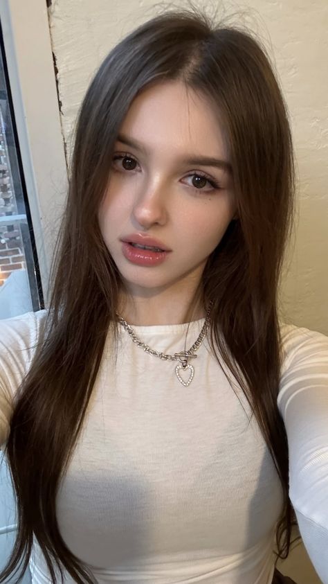 sico_manson's tweet photo. Minimalist chic white tee, long waves, and a heart pendant
NVC https://t.co/oe39jxq3Vg