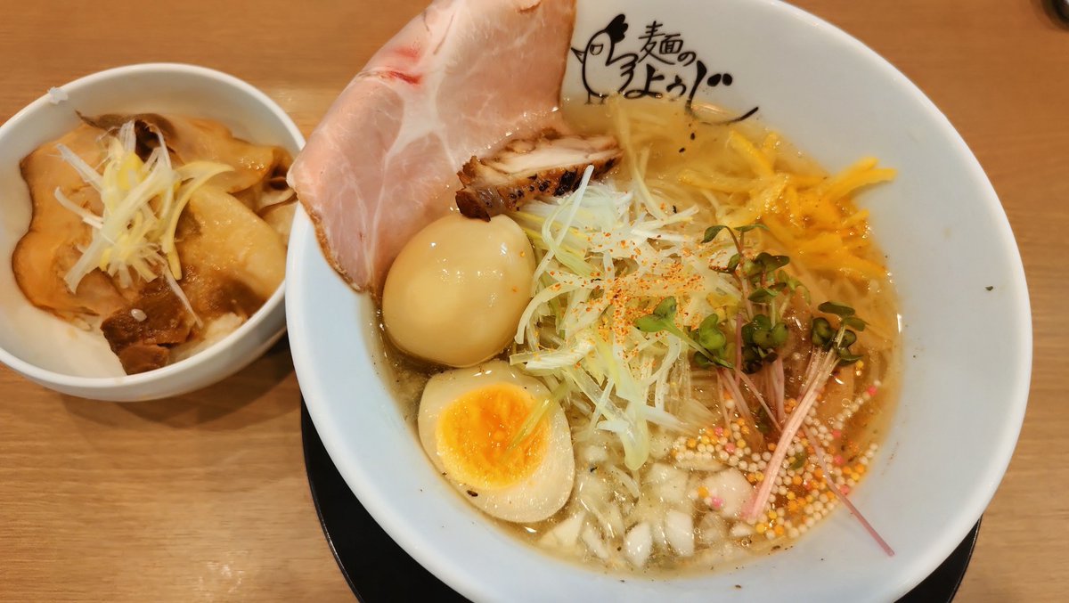 ToNao2017's tweet photo. #麺のようじ松山店
鶏塩冷やしラーメンに煮玉子とミニチャーシュー丼1200円❗️

冷やし発見で凸🍜
コスパ最高💮サービスのチャー丼はアレとしてラーメンは美味い😋丼からチャーシュー垂らすのアイデンティティなの🤔

FCもクオリティもっと上げれるはず👍

#麺のようじ #冷やし麺ジャーニー
@愛媛 ★4.5 https://t.co/0wQZcGGk5J