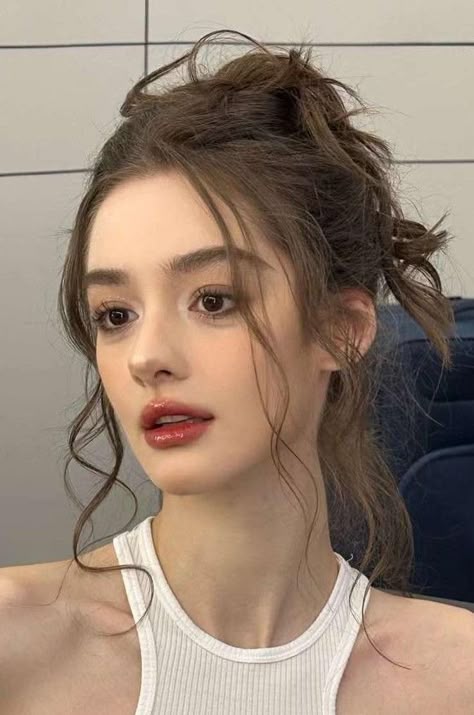 danielaocampo1's tweet photo. Soft glam vibes dewy skin, glossy lips, and a chic updo with loose tendrils
WULL https://t.co/ZMP0YERmB8