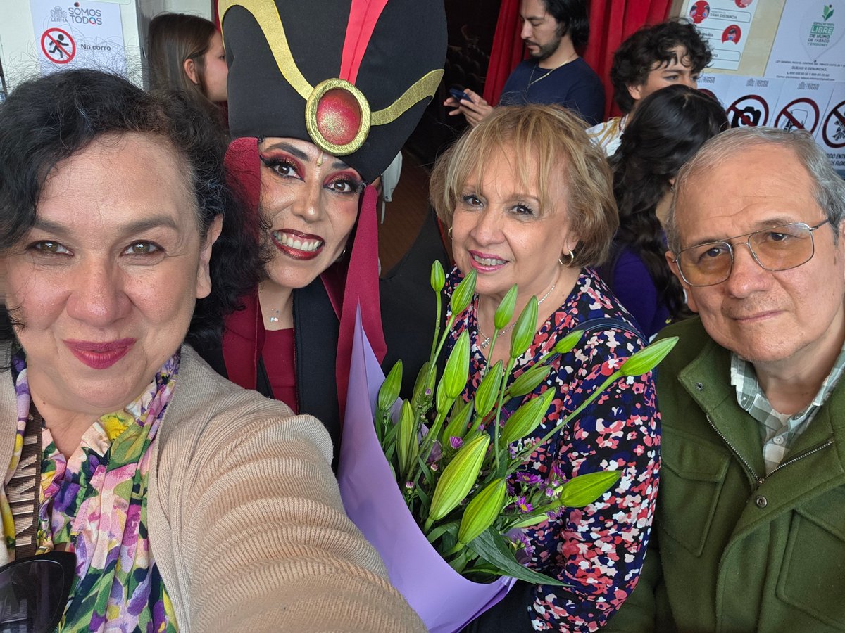 LucyDuran_Cine's tweet photo. Tarde de  Teatro 🎭🎵🎶✨️ con #Aladdin aplaudiendo a  Mabil Morales y el gran elenco de Noisy Teatro 
Muchas felicidades . https://t.co/O25SzchOON