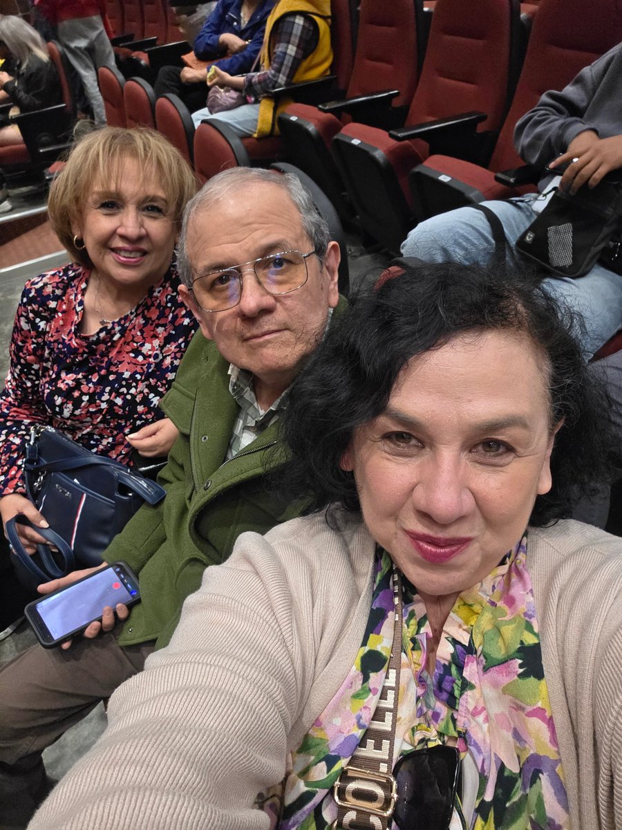 LucyDuran_Cine's tweet photo. Tarde de  Teatro 🎭🎵🎶✨️ con #Aladdin aplaudiendo a  Mabil Morales y el gran elenco de Noisy Teatro 
Muchas felicidades . https://t.co/O25SzchOON