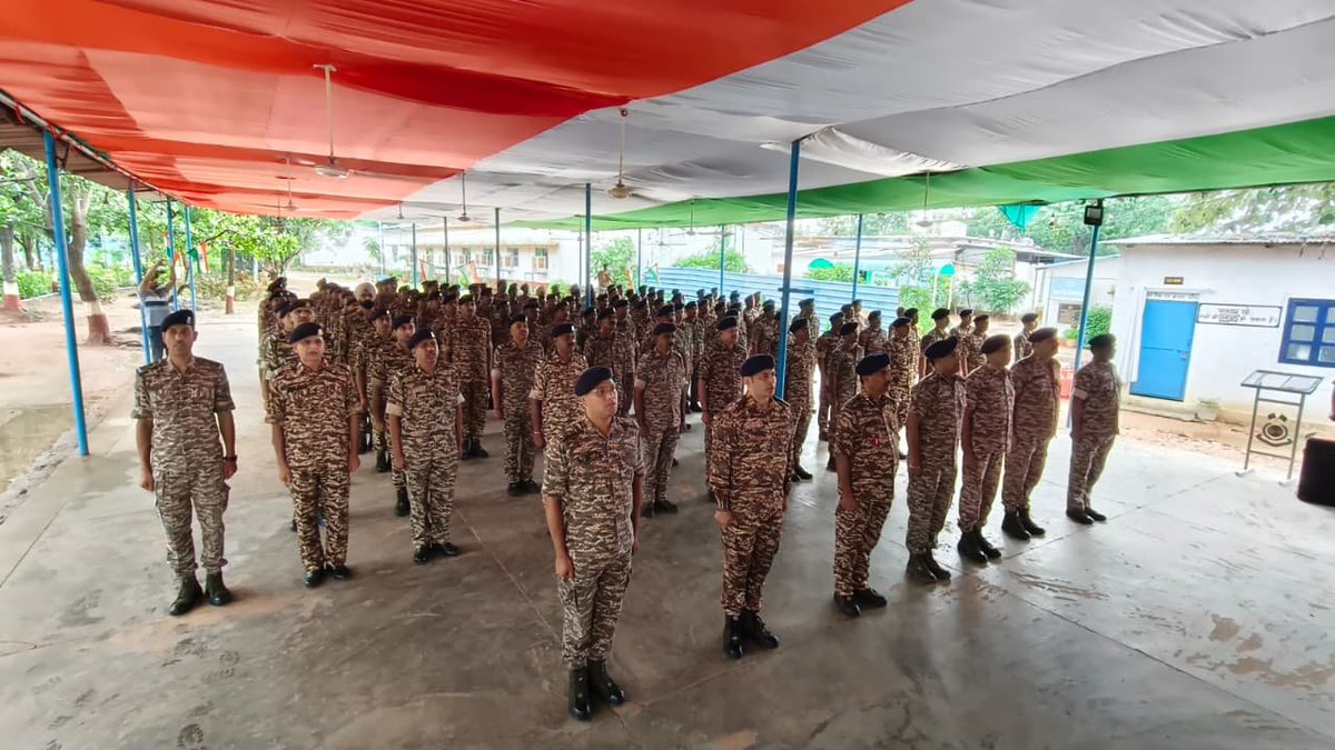 2bn_crpf's tweet photo. आज 07 अगस्त 2026 को 02 बटालियन, CRPF, सबरी नगर, सुकमा में कमांडेंट श्री कमलेश कुमार के नेतृत्व में अधिकारियों एवं जवानों ने राष्ट्रगीत ‘वंदे मातरम्’ का सामूहिक गान कर राष्ट्रभक्ति, राष्ट्रीय एकता एवं अखंडता के प्रति अपनी प्रतिबद्धता दोहराई।
#VandeMataram #2ndbncrpf #crpf https://t.co/6CV8CD6ndE