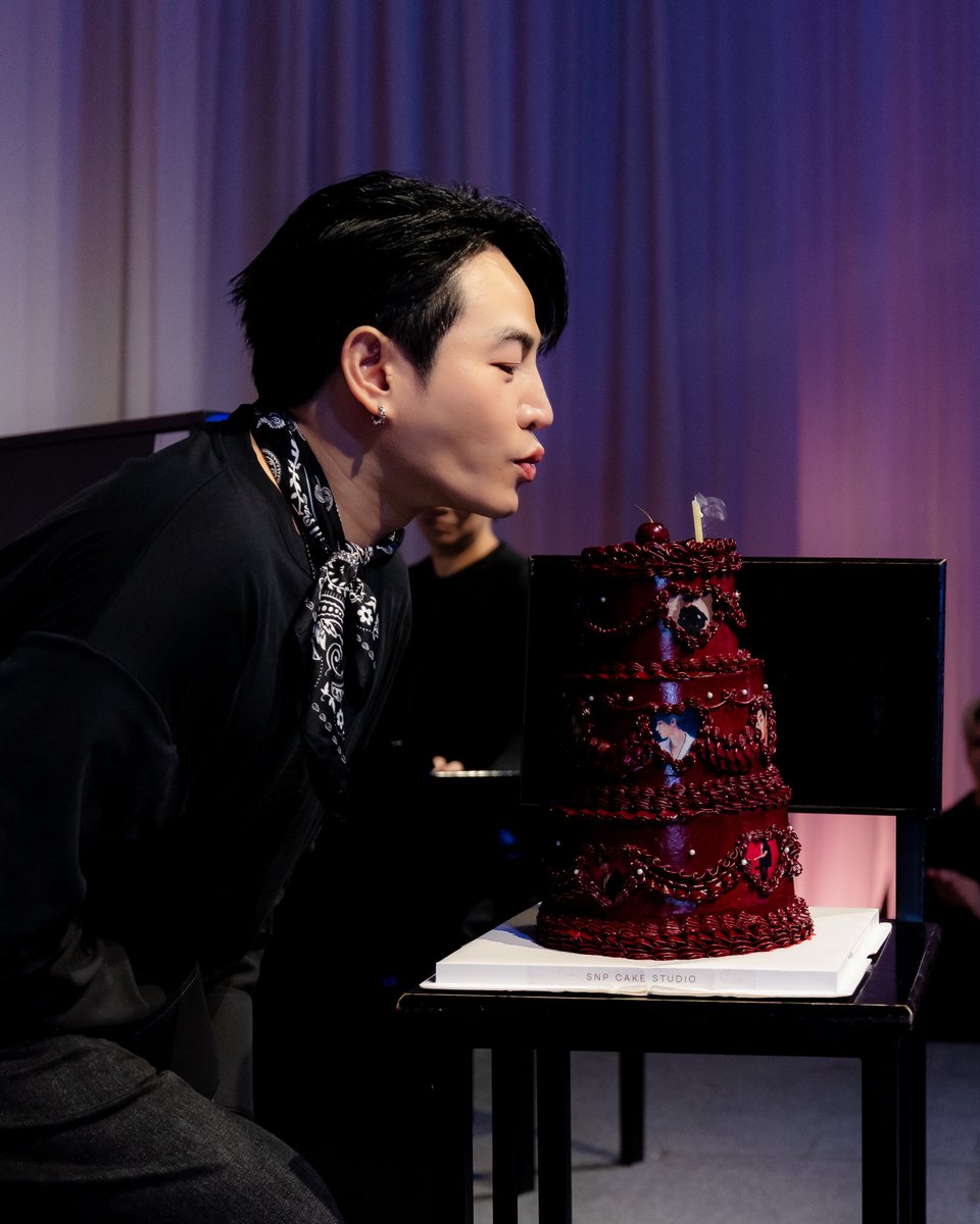 woopmag's tweet photo. “เป๊ก ผลิตโชค” กลับมาเติมเต็มความคิดถึง

เปิดตัวเพลงใหม่ “I’ve Got You” ครั้งแรกในแฟนมีตติ้งวันเกิด

#IhaveGotYou #PeckPaLitChoke #เป๊กผลิตโชค #WhiteMusicRecord
#Peck_IGYFanmeet

ประมวลภาพความประทับใจ 📌https://t.co/K2plORmwdy

หนึ่งปีที่ห่างไกล แต่หัวใจไม่เคยห่างกัน... แม้เวลาจะพาให้ต้องห่างกันไปนานแค่ไหน ความรู้สึกดี ๆ ที่มีให้กันก็ยังคงอยู่ที่เดิมเสมอ เหมือนกับความสัมพันธ์ระหว่าง “เป๊ก-ผลิตโชค อายนบุตร” และแฟน ๆ ที่แม้จะไม่ได้พบหน้ากันนานถึง 1 ปี แต่เมื่อถึงวันที่ได้กลับมาเจอกันอีกครั้ง ทุกอย่างยังคงเต็มไปด้วยความรัก และความอบอุ่นอยู่เสมอ

ภาพแห่งความคิดถึงกลับมามีชีวิตอีกครั้งในงาน “I’ve Got You Fan meet” แฟนมีตติ้งฉลองวันเกิดของเป๊ก ผลิตโชค ซึ่งจัดขึ้นเมื่อวันที่ 9 สิงหาคม 2569 ณ Lido Connect Hall 2 โดยตลอดช่วงเวลาแห่งความสุขเต็มไปด้วยรอยยิ้ม เสียงหัวเราะ และความอบอุ่นที่ค่อย ๆ เติมเต็มหัวใจของทั้งศิลปินและแฟน ๆ หลังจากรอคอยการกลับมาเจอกันมาอย่างยาวนานการกลับมาครั้งนี้ “เป๊ก” มีเพลง “I’ve Got You” ซิงเกิลใหม่ที่เป็นเหมือนจดหมายจากหัวใจส่งถึงแฟน ๆ ถ่ายทอดความหมายของความรู้สึกที่รู้ว่ายังมีใครสักคนอยู่เคียงข้าง ผ่านประโยค “แค่ได้รู้ว่ามีเธออยู่ ก็ไม่ต้องการอะไร...” ซึ่งอาจเป็นเพียงประโยคสั้น ๆ แต่กลับแทนความรู้สึกที่มีต่อแฟน ๆ ได้อย่างชัดเจน เพราะตลอดช่วงเวลาที่ไม่ได้พบกัน สิ่งหนึ่งที่ยังคงอยู่เสมอคือการรับรู้ว่าอีกฝ่ายยังเป็นกำลังใจอยู่ข้างๆ เสมอ

บนเวที “I’ve Got You Fan meet” เป๊กพาแฟน ๆ กลับไปสู่ช่วงเวลาแสนคุ้นเคย ผ่านการพูดคุย เล่นเกม และเสียงเพลง ทุกเสียงหัวเราะ ทุกสายตา และทุกช่วงเวลาที่ได้อยู่ด้วยกัน กลายเป็นภาพความทรงจำที่ย้ำให้เห็นว่า ความผูกพันบางอย่างไม่เคยจางไปตามเวลา และหากเพลง “I’ve Got You” คือข้อความจากเป๊กถึงแฟน ๆ โปรเจกต์วันเกิดที่เกิดขึ้นในปีนี้ก็คงเป็นคำตอบจากแฟน ๆ ที่ส่งกลับไปเช่นกัน เพราะในวันเกิดของเป๊กปีนี้ แฟน ๆ ยังคงตั้งใจส่งต่อความรักผ่านโปรเจกต์มากมาย ทั้ง การบริจาครถพยาบาล, การทำบุญวันเกิด รวมถึง HALL OF LOVE และจอ LED ที่ปรากฏอยู่ในหลากหลายพื้นที่ อย่าง ตึก GMM, EMPORIUM, EMSPHERE, EMQUARTIER, MBK, LIDO และไกลถึง TIME SQUARE ใจกลางมหานครนิวยอร์ก

ทั้งหมดคือภาพของความรักที่เดินทางผ่านกาลเวลา และเป็นเครื่องยืนยันว่า ตลอดหนึ่งปีที่ไม่ได้พบกัน ความรักที่มีให้กันและกัน ไม่ได้หายไปไหนเลย

ติดตามมิวสิกวิดีโอเพลง  “I’ve Got You” ของ “เป๊ก” ผลิตโชค อายนบุตร  ได้ทาง

https://t.co/6L3FYHLCSs