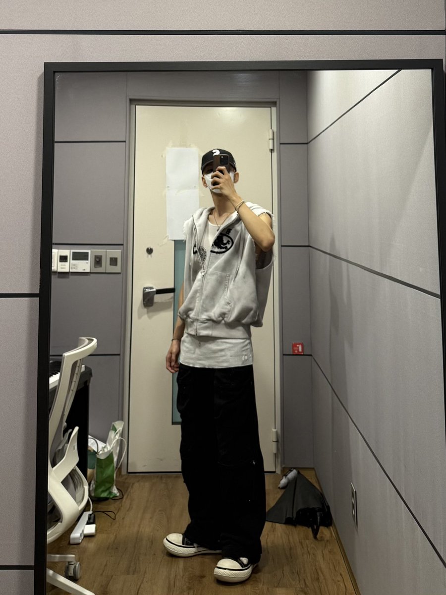 odeethelobster's tweet photo. 오승민 실제로 보면 비율이 말안되서 이해하기를 포기하고 개같이 짖음 https://t.co/Rl4dY0mkZO