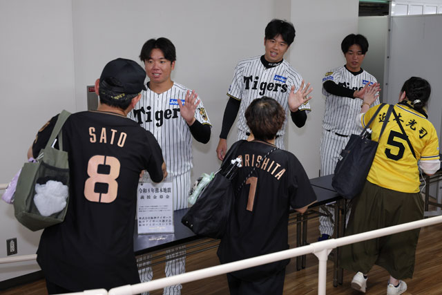 TigersDreamlink's tweet photo. 8/8(土)及び９(日)に京セラドーム大阪で開催した対中日ドラゴンズ戦において、阪神タイガース、阪神タイガース選手会及び阪神タイガースOB会による募金活動を行いました。当日は、 #村上頌樹 選手、 #才木浩人 選手、 #髙橋遥人 選手、 #大竹耕太郎 選手、 #伊原陵人 選手及び #下村海翔 選手が参加するとともに、球団OBや球団マスコット「 #キー太 」が参加しました。
2日間で延べ6,000人を超える皆様から総額332万570円の募金が集まりました。
この募金活動は、令和8年熊本地震で被害に遭われた方々への支援を目的としており、お寄せいただいた義援金は全額を被災地に届けます。
募金にご協力いただいた皆様、有難うございました。
https://t.co/8kMEnLxOBs

なお、8/12(水)及び13(木)には、日鉄鋼板ＳＧＬスタジアム尼崎で開催するファーム・リーグ公式戦 対オリックス・バファローズ戦の試合前に、阪神タイガース、阪神タイガース選手会による募金活動を行います。
▼詳細はこちら
https://t.co/LVGCZ9qcWa

#阪神タイガース
#熱覇