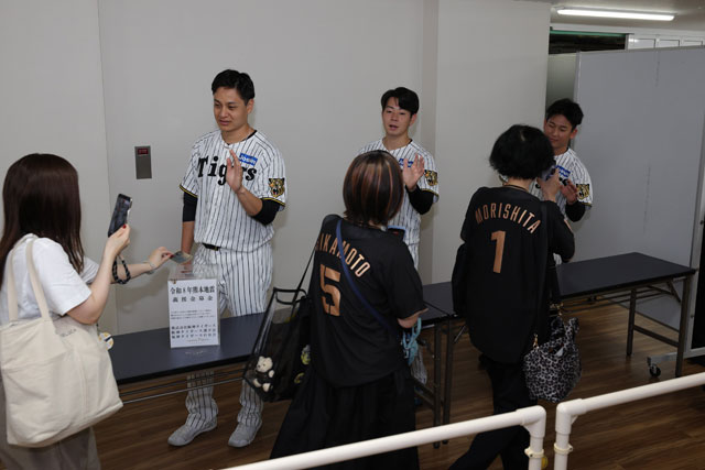 TigersDreamlink's tweet photo. 8/8(土)及び９(日)に京セラドーム大阪で開催した対中日ドラゴンズ戦において、阪神タイガース、阪神タイガース選手会及び阪神タイガースOB会による募金活動を行いました。当日は、 #村上頌樹 選手、 #才木浩人 選手、 #髙橋遥人 選手、 #大竹耕太郎 選手、 #伊原陵人 選手及び #下村海翔 選手が参加するとともに、球団OBや球団マスコット「 #キー太 」が参加しました。
2日間で延べ6,000人を超える皆様から総額332万570円の募金が集まりました。
この募金活動は、令和8年熊本地震で被害に遭われた方々への支援を目的としており、お寄せいただいた義援金は全額を被災地に届けます。
募金にご協力いただいた皆様、有難うございました。
https://t.co/8kMEnLxOBs

なお、8/12(水)及び13(木)には、日鉄鋼板ＳＧＬスタジアム尼崎で開催するファーム・リーグ公式戦 対オリックス・バファローズ戦の試合前に、阪神タイガース、阪神タイガース選手会による募金活動を行います。
▼詳細はこちら
https://t.co/LVGCZ9qcWa

#阪神タイガース
#熱覇