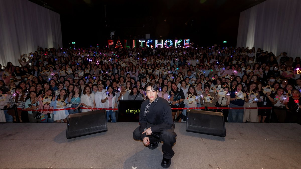 woopmag's tweet photo. “เป๊ก ผลิตโชค” กลับมาเติมเต็มความคิดถึง

เปิดตัวเพลงใหม่ “I’ve Got You” ครั้งแรกในแฟนมีตติ้งวันเกิด

#IhaveGotYou #PeckPaLitChoke #เป๊กผลิตโชค #WhiteMusicRecord
#Peck_IGYFanmeet

ประมวลภาพความประทับใจ 📌https://t.co/K2plORmwdy

หนึ่งปีที่ห่างไกล แต่หัวใจไม่เคยห่างกัน... แม้เวลาจะพาให้ต้องห่างกันไปนานแค่ไหน ความรู้สึกดี ๆ ที่มีให้กันก็ยังคงอยู่ที่เดิมเสมอ เหมือนกับความสัมพันธ์ระหว่าง “เป๊ก-ผลิตโชค อายนบุตร” และแฟน ๆ ที่แม้จะไม่ได้พบหน้ากันนานถึง 1 ปี แต่เมื่อถึงวันที่ได้กลับมาเจอกันอีกครั้ง ทุกอย่างยังคงเต็มไปด้วยความรัก และความอบอุ่นอยู่เสมอ

ภาพแห่งความคิดถึงกลับมามีชีวิตอีกครั้งในงาน “I’ve Got You Fan meet” แฟนมีตติ้งฉลองวันเกิดของเป๊ก ผลิตโชค ซึ่งจัดขึ้นเมื่อวันที่ 9 สิงหาคม 2569 ณ Lido Connect Hall 2 โดยตลอดช่วงเวลาแห่งความสุขเต็มไปด้วยรอยยิ้ม เสียงหัวเราะ และความอบอุ่นที่ค่อย ๆ เติมเต็มหัวใจของทั้งศิลปินและแฟน ๆ หลังจากรอคอยการกลับมาเจอกันมาอย่างยาวนานการกลับมาครั้งนี้ “เป๊ก” มีเพลง “I’ve Got You” ซิงเกิลใหม่ที่เป็นเหมือนจดหมายจากหัวใจส่งถึงแฟน ๆ ถ่ายทอดความหมายของความรู้สึกที่รู้ว่ายังมีใครสักคนอยู่เคียงข้าง ผ่านประโยค “แค่ได้รู้ว่ามีเธออยู่ ก็ไม่ต้องการอะไร...” ซึ่งอาจเป็นเพียงประโยคสั้น ๆ แต่กลับแทนความรู้สึกที่มีต่อแฟน ๆ ได้อย่างชัดเจน เพราะตลอดช่วงเวลาที่ไม่ได้พบกัน สิ่งหนึ่งที่ยังคงอยู่เสมอคือการรับรู้ว่าอีกฝ่ายยังเป็นกำลังใจอยู่ข้างๆ เสมอ

บนเวที “I’ve Got You Fan meet” เป๊กพาแฟน ๆ กลับไปสู่ช่วงเวลาแสนคุ้นเคย ผ่านการพูดคุย เล่นเกม และเสียงเพลง ทุกเสียงหัวเราะ ทุกสายตา และทุกช่วงเวลาที่ได้อยู่ด้วยกัน กลายเป็นภาพความทรงจำที่ย้ำให้เห็นว่า ความผูกพันบางอย่างไม่เคยจางไปตามเวลา และหากเพลง “I’ve Got You” คือข้อความจากเป๊กถึงแฟน ๆ โปรเจกต์วันเกิดที่เกิดขึ้นในปีนี้ก็คงเป็นคำตอบจากแฟน ๆ ที่ส่งกลับไปเช่นกัน เพราะในวันเกิดของเป๊กปีนี้ แฟน ๆ ยังคงตั้งใจส่งต่อความรักผ่านโปรเจกต์มากมาย ทั้ง การบริจาครถพยาบาล, การทำบุญวันเกิด รวมถึง HALL OF LOVE และจอ LED ที่ปรากฏอยู่ในหลากหลายพื้นที่ อย่าง ตึก GMM, EMPORIUM, EMSPHERE, EMQUARTIER, MBK, LIDO และไกลถึง TIME SQUARE ใจกลางมหานครนิวยอร์ก

ทั้งหมดคือภาพของความรักที่เดินทางผ่านกาลเวลา และเป็นเครื่องยืนยันว่า ตลอดหนึ่งปีที่ไม่ได้พบกัน ความรักที่มีให้กันและกัน ไม่ได้หายไปไหนเลย

ติดตามมิวสิกวิดีโอเพลง  “I’ve Got You” ของ “เป๊ก” ผลิตโชค อายนบุตร  ได้ทาง

https://t.co/6L3FYHLCSs