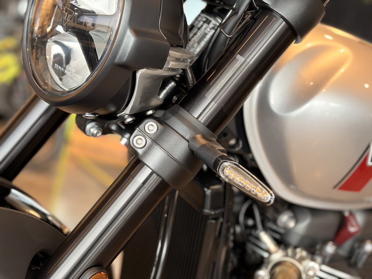 triumphkagosima's tweet photo. カスタム車両第４弾は大人気の ＃SPEEDTWIN900 🏍️
スポーティな乗り味を崩さないアップハンドルに純正のベンチシート・スクロールウィンカーを装着！
ハンドル位置のアップだけでなく適度な絞りもあるので乗り心地抜群です🔥
店頭にて展示中ですので気になる方はぜひ跨ってみてください🙌 https://t.co/qrwoazNeyV