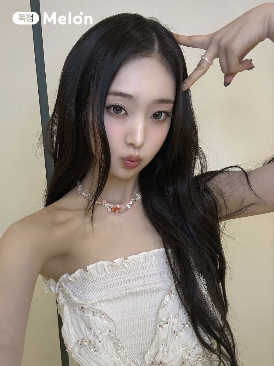melon's tweet photo. 📁 #KiiiKiii 독점 셀카 도착

TiiiKiii를 위해 멜론이 준비한
KiiiKiii 독점 셀카가 도착했습니다 ☀️

지금 멜론에서 확인하고
사인 CD 받기 🩷
🍈 https://t.co/vLE8wzlZ1w

@We_KiiiKiii
#멜론 #Melon #멜론스포트라이트
#KiiiKiii #키키
#PopOffPopOff #WhyKiiiKiii
#KiiiKiii_PopOffPopOff #KiiiKiii_WhyKiiiKiii