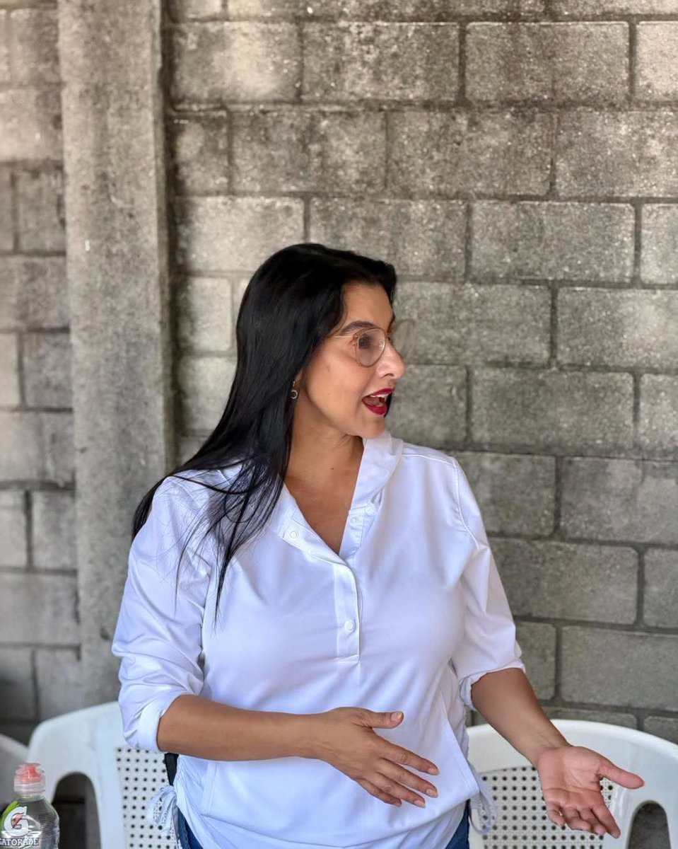 vcaballeros's tweet photo. Es importante que los guatemaltecos tengamos memoria y sepamos por quién nunca más votar. Shirley Rivera fue la mano derecha de Alejandro Giammattei en el Congreso en lo peor de la pandemia y solapo su corrupción e ineptitud. Nunca más gente como ella en @CongresoGuate https://t.co/yKi1ZXeFRQ