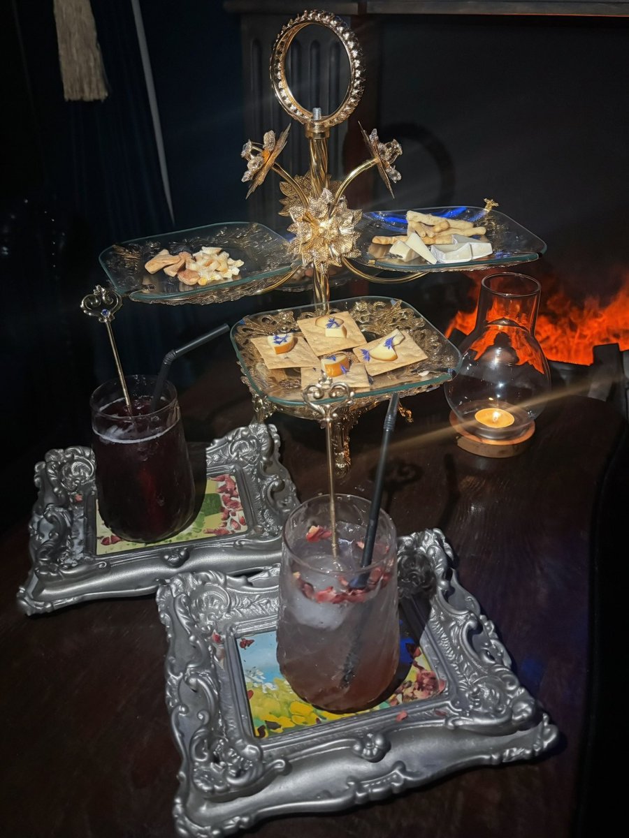 wanwan_shisha's tweet photo. 六本木にあるシーシャ屋が、美女と野獣の世界観すぎる件について🥀⋆

おつまみ盛り合わせ頼んだのにアフヌン始まったかと焦った( ´•ᴗ•ก )💦 https://t.co/1RXcwhtBGW
