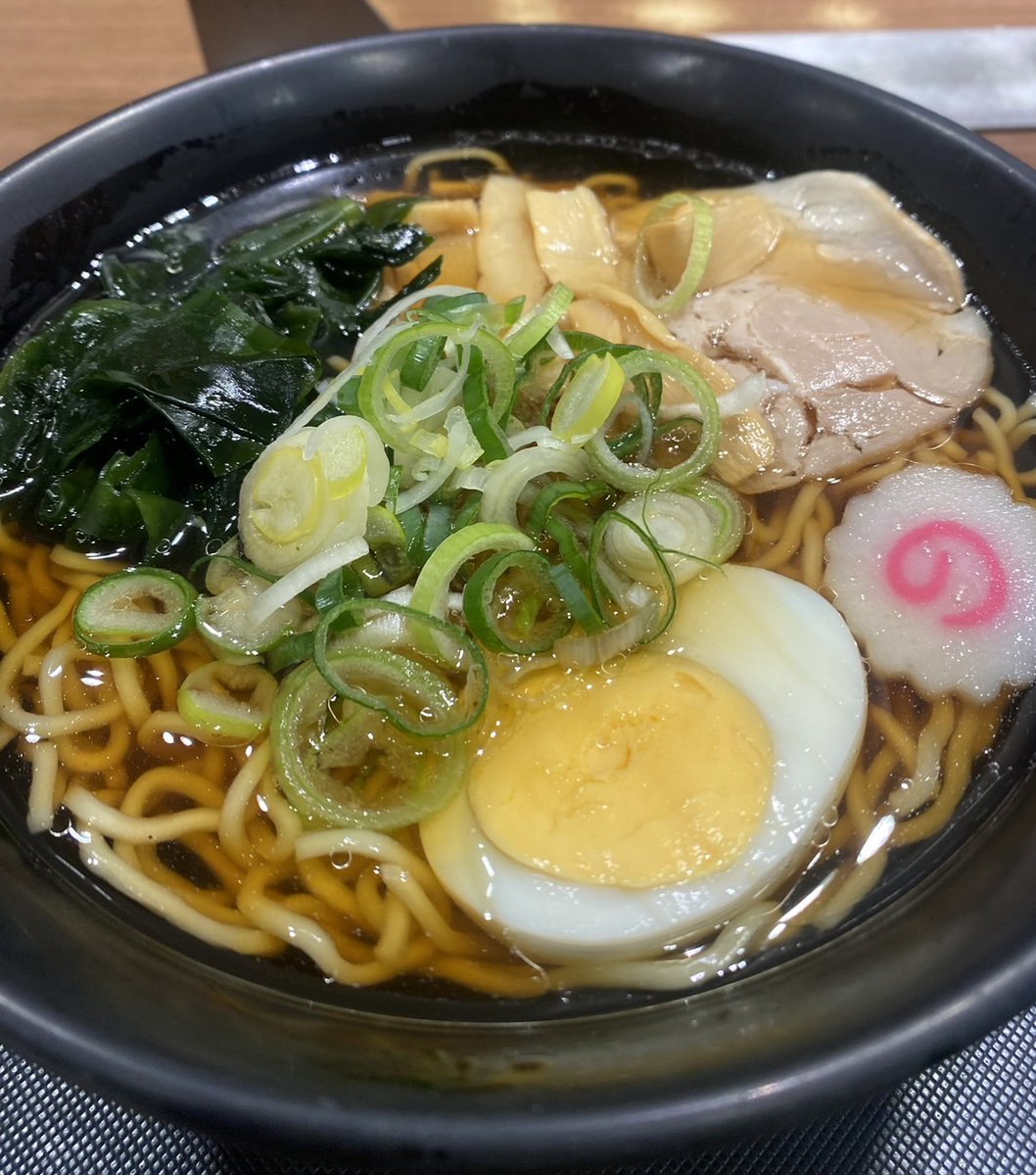 fujisobar's tweet photo. 【質問】
みなさんは「かけそば」と『醤油ラーメン』どちらが好きですか？

かけそばが好き —> リポスト🔄
醤油ラーメンが好き —> いいね❤️

選べない方は両方ポチッと押してください😋 https://t.co/9On2isdEhG