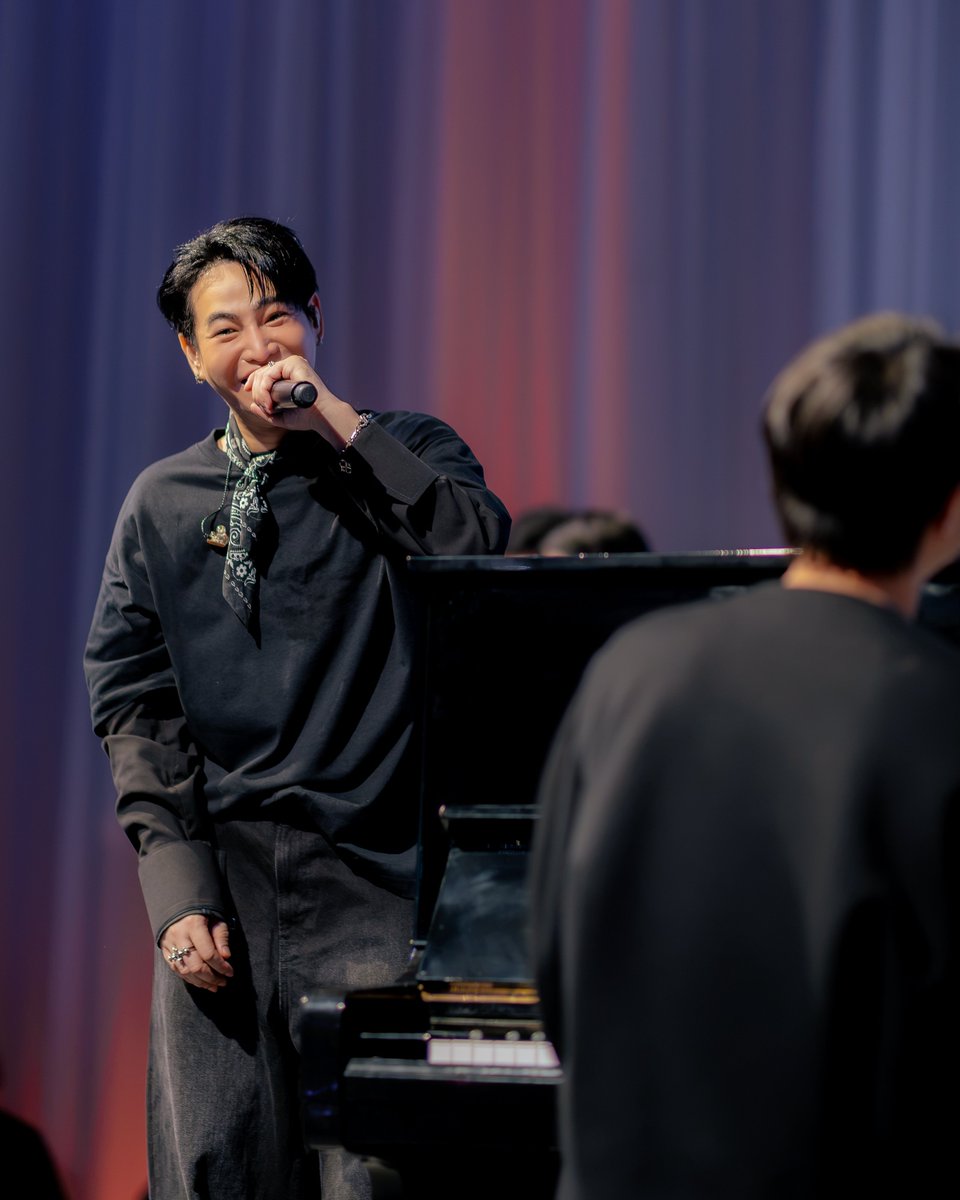 Ting_ThinkThing's tweet photo. #เป๊กผลิตโชค #PECKPALiTCHOKE กลับมาเจอกับแฟน ๆ อีกครั้งหลังไม่ได้พบหน้ากันนานถึง 1 ปี ในงานแฟนมีตติ้งฉลองวันเกิด “I’ve Got You Fan meet” 

#Peck_IGYFanmeet

พร้อมเปิดตัวเพลงใหม่ “I’ve Got You” ซิงเกิลใหม่ที่เป็นเหมือนจดหมายจากหัวใจส่งถึงแฟน ๆ ถ่ายทอดความหมายของความรู้สึกที่รู้ว่ายังมีใครสักคนอยู่เคียงข้าง ผ่านประโยค “แค่ได้รู้ว่ามีเธออยู่ ก็ไม่ต้องการอะไร...” ซึ่งอาจเป็นเพียงประโยคสั้น ๆ แต่กลับแทนความรู้สึกที่มีต่อแฟน ๆ ได้อย่างชัดเจน 

📺 https://t.co/JI22QA2NyN