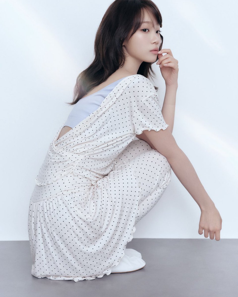 _gelatopique's tweet photo. 8.10 mon 発売スタート

- GELATO PIQUE WELLNESS WEAR 
 with KIM CHAEWON of LE SSERAFIM -

▶ https://t.co/oBLZwAfn9f

おうちでのリラクシングタイムも、ストレッチ中も、寝ているときも。
いつだって心地よくいられる、ジェラート ピケのウェルネスウェア

おうちで過ごすのにちょうどよくて、ピラティスにも着ていかれて、
夜はベッドの上でストレッチしてそのまま眠れちゃう。
そんなゆるすぎず、ストイックすぎない、シームレスに使える一着があったなら？

そんな願いから生まれた、ジェラート ピケのウェルネスウェア。

こだわったのは、カラダの動かしやすさと
ほどよくボディラインを隠してくれるシルエット。
バレエコアを意識した大人可愛いデザイン。
ルームウェアにも、軽い運動にも、パジャマとしても使えて、
どんな瞬間も心地よくいられるはず。

心までふっとほどける、リラクシングタイムをあなたに――。

#gelatopique
#ジェラートピケ
#roomwear
#ルームウェア
#LE_SSERAFIM
@le_sserafim_jp