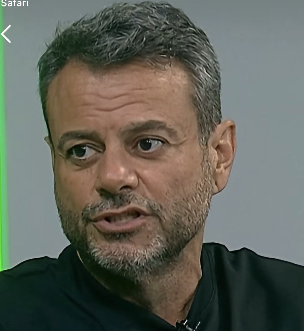 golsdobrasil1's tweet photo. 🗣️ Eric Faria sobre a janela frustrada do Flamengo, no programa Fechamento do Sportv:

“Você viu a escalação do Flamengo e falou: ‘Pô, timaço’. Aí começaram a entrar os reservas e a gente pensou: ‘Caramba, olha o banco do Flamengo’. Paquetá, Plata, Bruno Henrique…

E aí, nesta semana, o noticiário do Flamengo foi sequestrado pelo fracasso do clube na janela. Tentou o Almada, não conseguiu. Tentou o Luiz Henrique, não conseguiu.

Eu acho ótimo que o Flamengo tente nomes assim. É importante para o futebol brasileiro que um clube consiga repatriar e trazer jogadores desse nível.

Mas também acho importante que um clube que, há algum tempo, vem dando exemplo de administrações corretas tenha um limite e imponha um limite ao seu cofre. Ainda que seja um cofre gordinho, como o do Flamengo, chegou uma hora em que o presidente falou: ‘Eu não vou dar’. E está certo.

O Flamengo acabou se frustrando na negociação, mas talvez, daqui a alguns anos, essa medida e essa frustração por não ter trazido o Luiz Henrique tragam algum tipo de recompensa financeira para o clube.”

 📸 Reprodução/SporTV