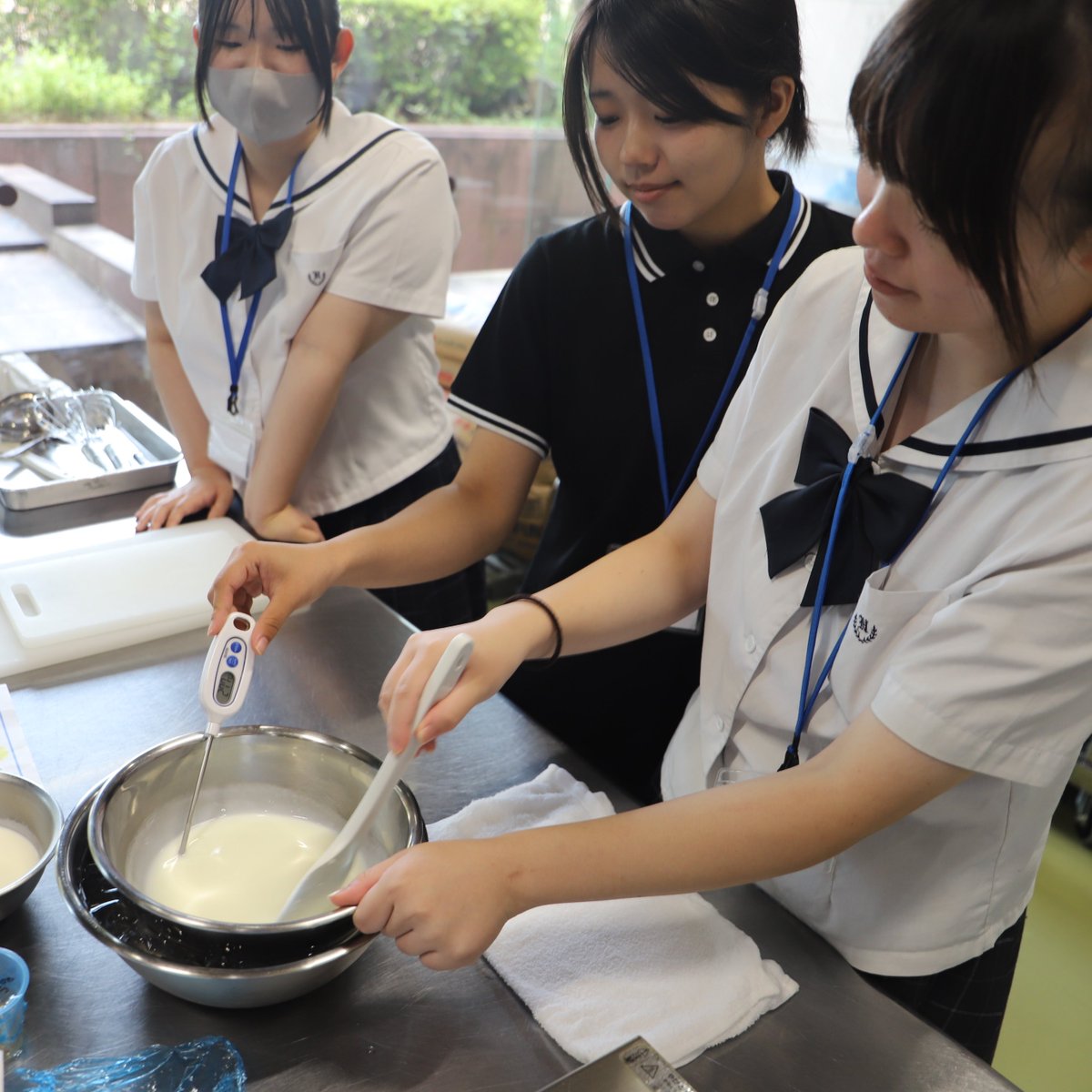 nishicho_MG's tweet photo. 8/8W体験スペシャルデイ✨製菓体験の様子です🍰
今回は季節のフルーツゼリーに挑戦🍍🍊🍑🍈杏仁豆腐づくりから始め、丁寧にフルーツをカット、レモンジュレを乗せてできあがり🎵みんなで楽しく作業しました💡
次回オープンキャンパスは8/22㊏です👩‍🍳
＃西日本調理製菓専門���校　#調理士　#パティシエ https://t.co/Amss2hwoLE