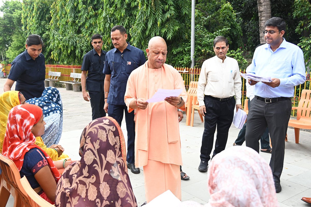 myogioffice's tweet photo. लोक-कल्याण और सुशासन के नित नए प्रतिमान स्थापित कर रहा 'नया उत्तर प्रदेश'...

मुख्यमंत्री श्री @myogiadityanath जी महाराज ने आज @GorakhnathMndr परिसर में आयोजित 'जनता दर्शन' में विभिन्न जनपदों से आए लोगों की समस्याएं सुनीं तथा संबंधित अधिकारियों को प्रत्येक समस्या के त्वरित, प्रभावी और समयबद्ध निराकरण हेतु निर्देशित किया।
