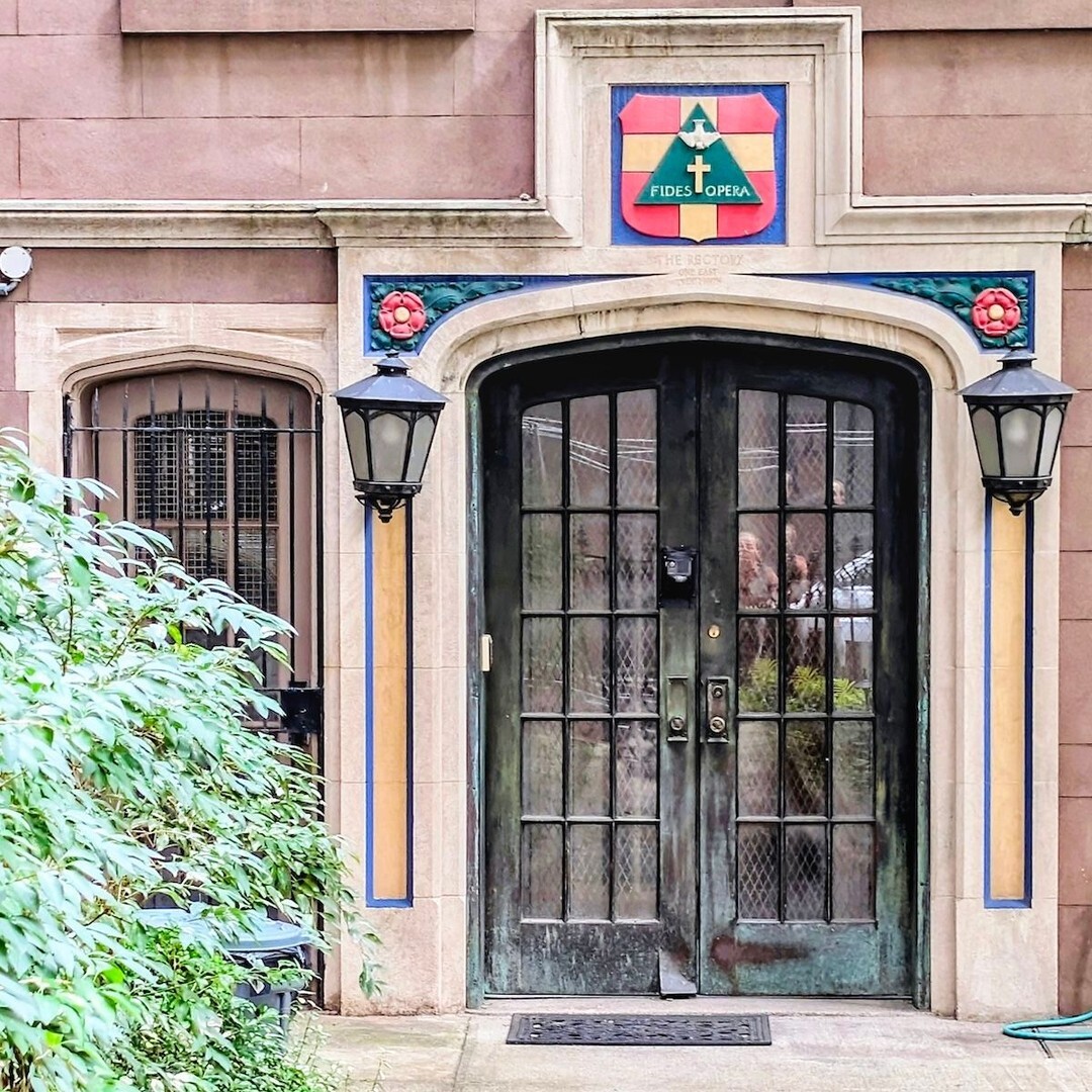 SidewalkSafari's tweet photo. I love the frame surrounding this NYC apartment block door.⁣
⁣
#NYCArchitecture #ISeeWindowsAndDoors #ThePrettyCities #IgersNYC #NYCDetails https://t.co/5t9gHq2gRz https://t.co/vxZ1hPLM0r