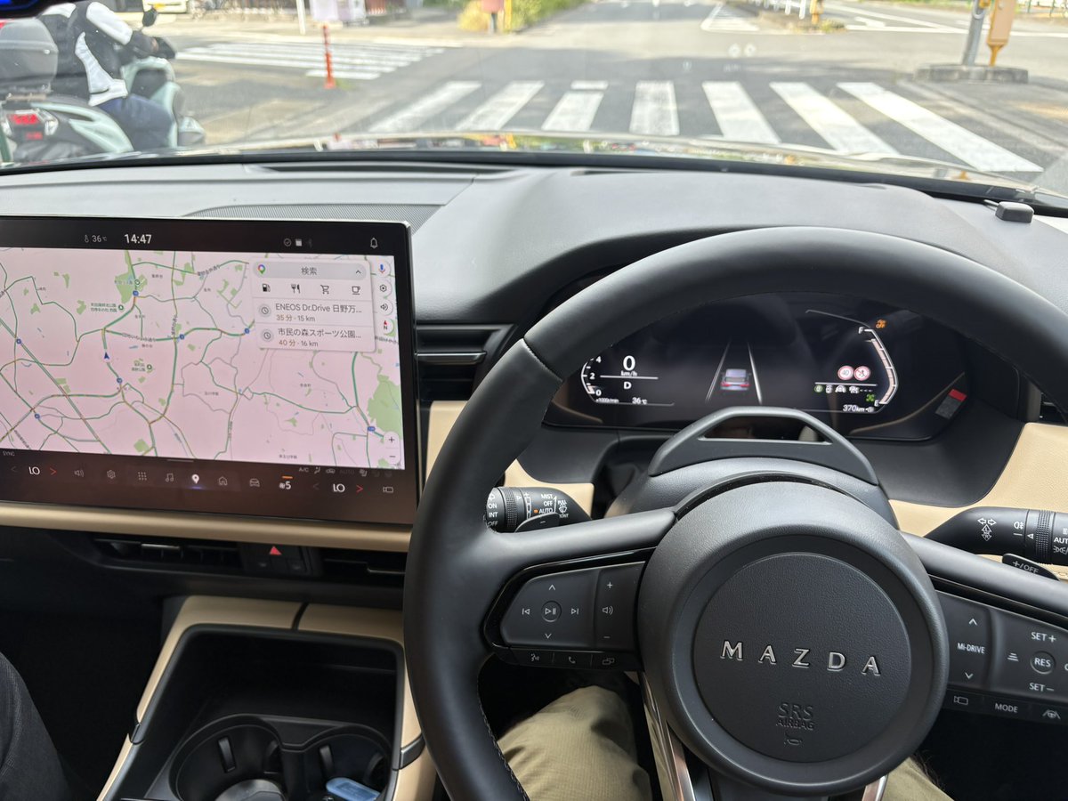 513JOKB's tweet photo. 先日点検へディーラーへ。
担当氏から「点検待ち時間に新型CX-5の試乗がてら今年の新人が試乗コース覚えたので私の代わりに同乗して色々教え��あげてくれませんか？」と😆
教えたがりおじさんの印象は与えたくないので色々聞いてこんな客も居るんだなくらいにはなれたかなと😇 https://t.co/LlKBBs58Do