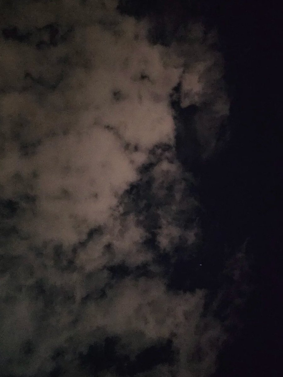 Isoldemvo's tweet photo. The moon is hiding tonight. https://t.co/xRMV8neEO7