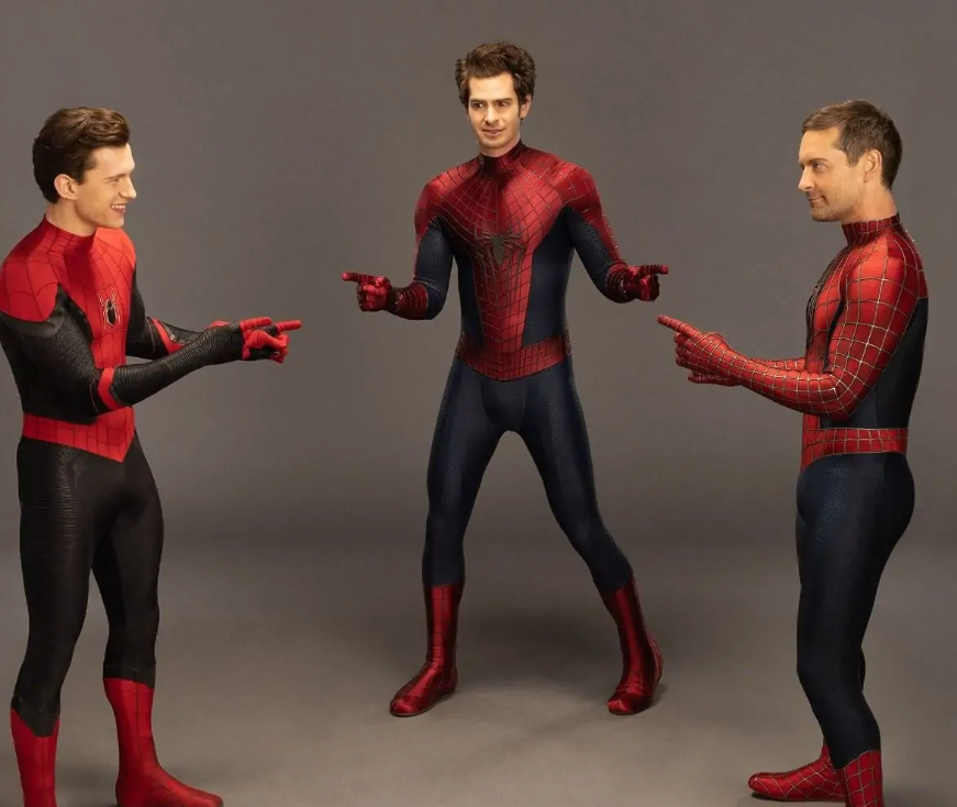 GOGi_Da's tweet photo. 🕷️ 알고 보면 더 재미있는 삼스파 비하인드

1. 첫날부터 슈트 얘기로 수다 떨음
세 명이 슈트를 같이 입자마자 서로 어떻게 입고 벗는지, 뭐가 불편한지 경험담부터 공유했다고 함 ㅋㅋ

2. 토비 허리 펴주는 장면은 애드리브
앤드류가 토비의 허리를 잡고 쫙 펴주는 장면은 현장에서 자연스럽게 만들어진 장면.

3. 그 유명한 손가락질 밈도 살려버림
스파이더맨끼리 서로 가리키는 유명한 밈까지 촬영 현장에서 아이디어가 나오면서 영화에 들어감.

4.  앤드류는 엠마 스톤에게까지 거짓말함
엠마 스톤이 직접 노 웨이 홈 출연 여부를 물어봤는데도 끝까지 아니라고 잡아뗐다고 ㅋㅋ

5. 톰 홀랜드도 처음엔 삼스파를 안 믿음
토비와 앤드류가 함께 나온다는 이야기를 듣고도 실제로 가능할 거라고 생각하지 않았다고 함.

6. 앤드류에게는 사실상 끝났던 스파이더맨
어메이징 시리즈가 끝난 뒤 다시 피터를 연기할 줄 몰랐는데, 세 명의 스파이더맨을 형제처럼 그린다는 이야기에 복귀를 결정.

7. 토비는 14년 만에 슈트를 다시 입음
오랜 시간이 지났는데도 슈트를 입으니 예전 피터 파커의 느낌이 자연스럽게 돌아왔다고 함.

영화에서는 진지하게 세상을 구하고 있는데
촬영장에서는 스파이더맨 해본 사람들끼리 모여서 
슈트 불편한 얘기하고 있었다는 게 제일 웃김 ㅋㅋ

#스파이더맨 #노웨이홈 #삼스파 #톰홀랜드 #앤드류가필드