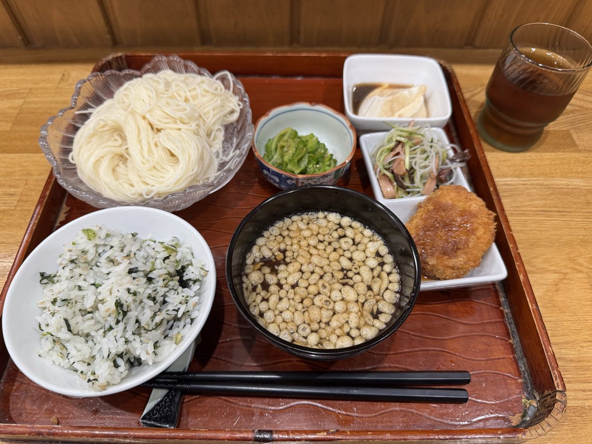 shoes_mori's tweet photo. 同級生がやっている食堂でご飯😋

本日の日替わり
冷やし納豆そうめんと野沢菜ごはん😋😋

石川食堂一二三 https://t.co/NUtjosGhBr