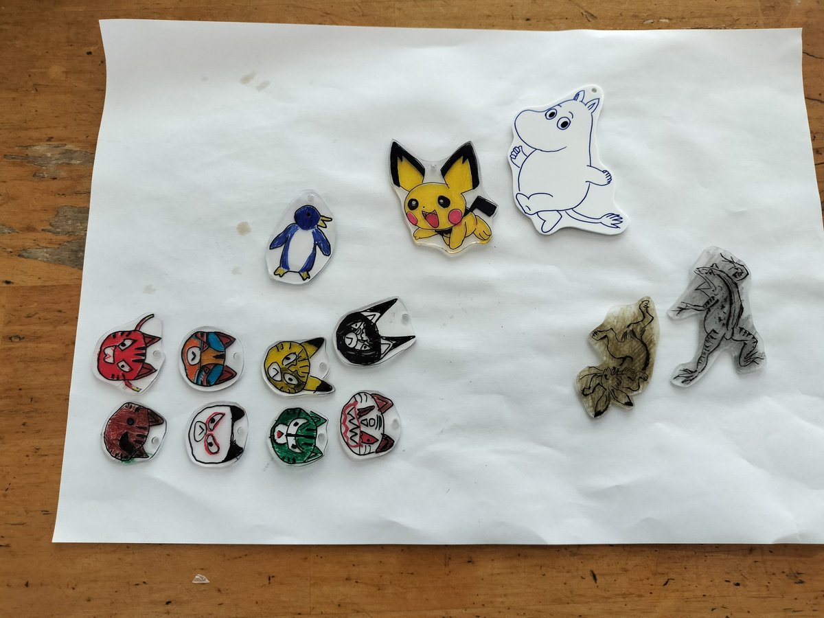 reinosuke's tweet photo. 夏休みの遊び、プラバン。
８歳はマスク猫シリーズに凝っている。私は鳥獣戯画のカエルとウサギ。焼いたらウサギが濃すぎた。 https://t.co/sqjdF4p0mr
