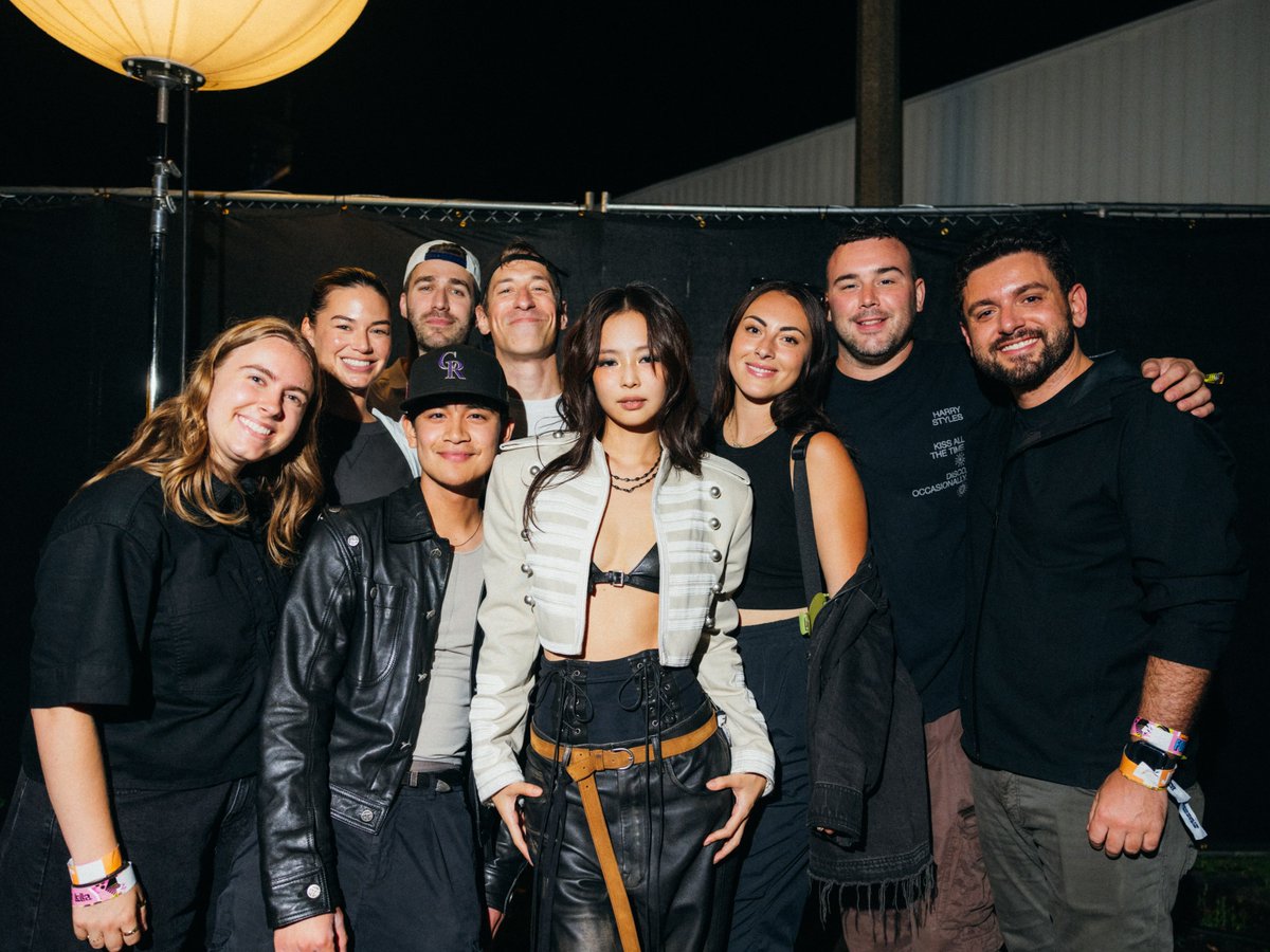 JennieDCGallery's tweet photo. 260810 #JENNIE and the Columbia Records team https://t.co/6N9UnEWATH