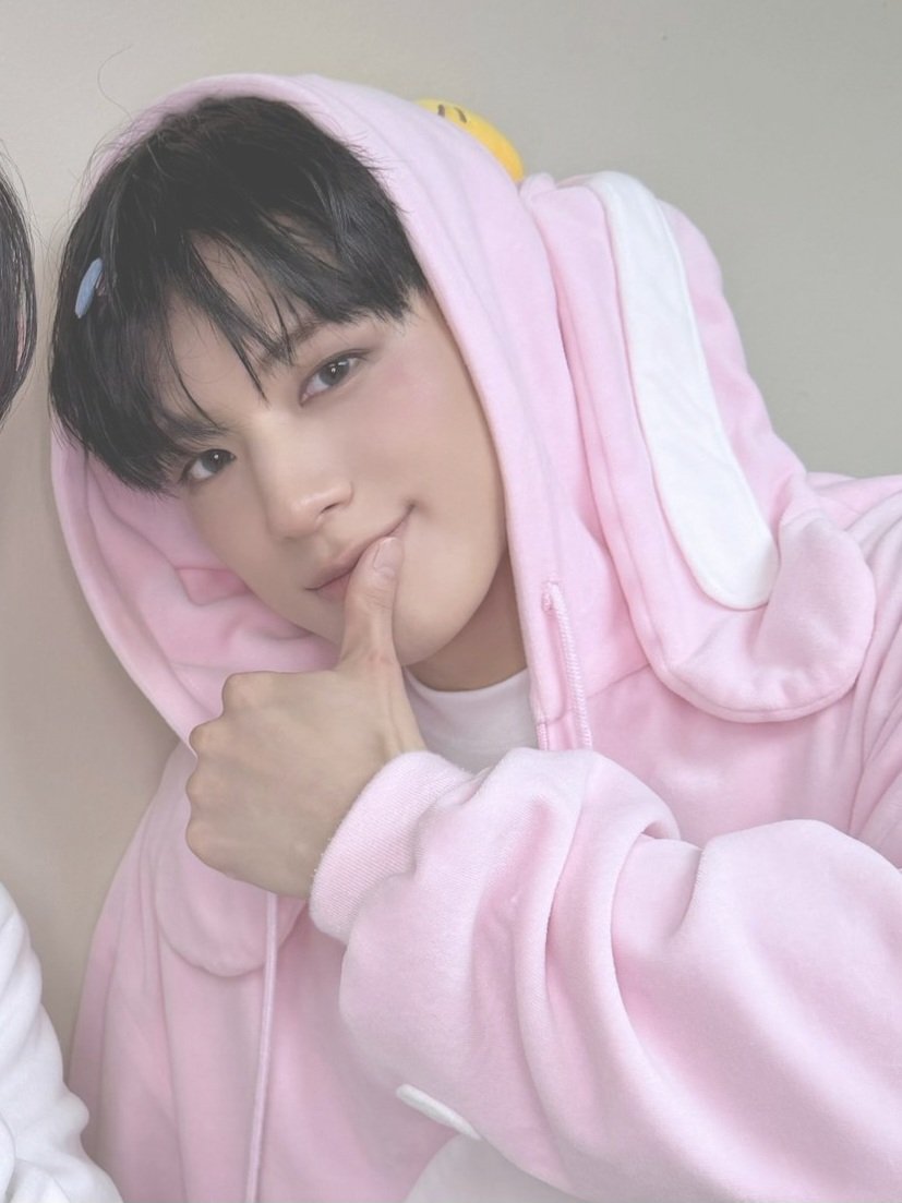 nctsjenyo's tweet photo. ⠀
💬 And suddenly 므엉이 turns into pink bunny! How do I look? 🐰🩷
⠀ https://t.co/lbUbpnkVmX