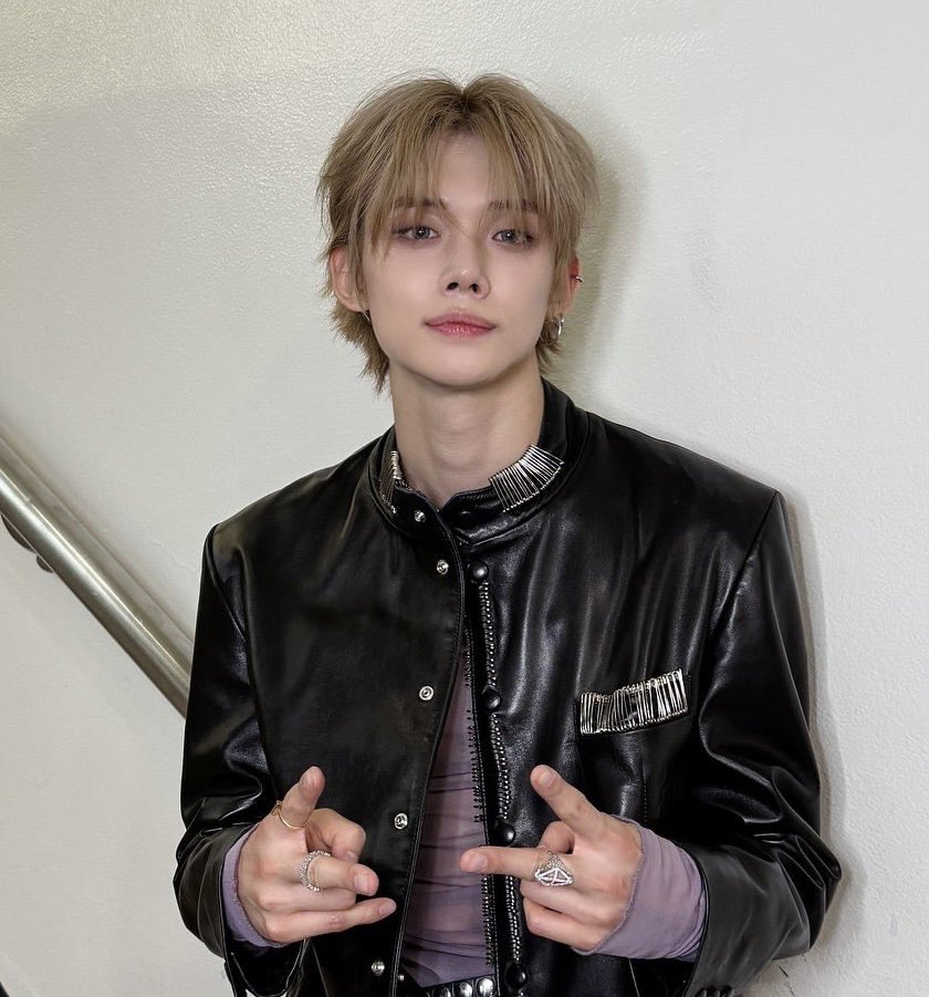 jellyyjn's tweet photo. he changed lives with this look https://t.co/2PnsbzyWbY