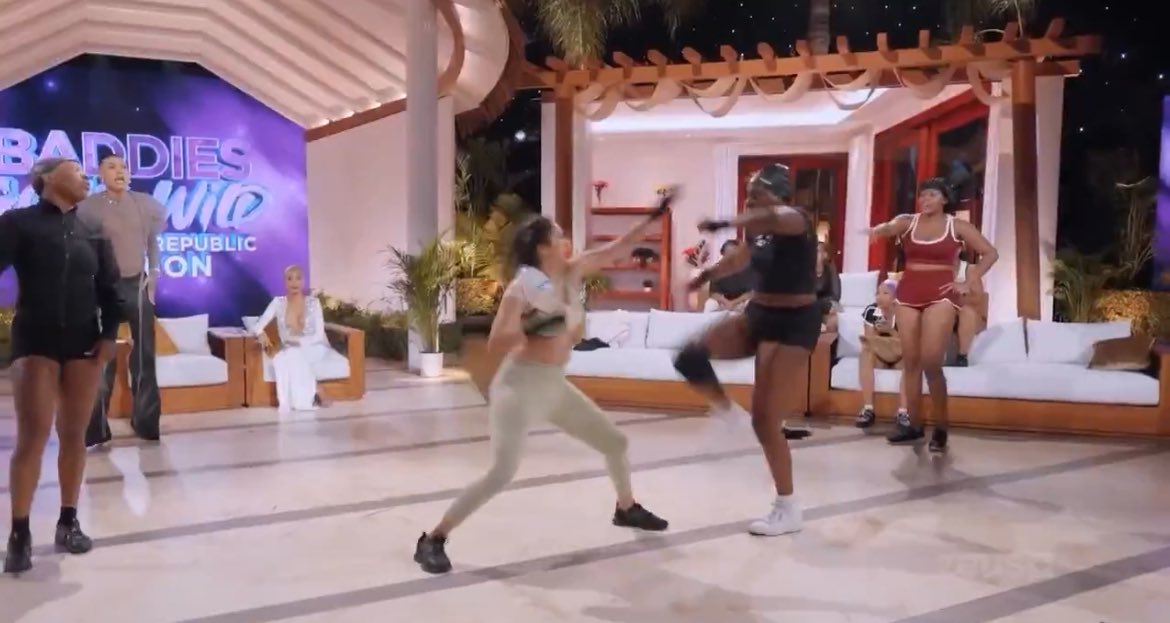 ivoribaboon's tweet photo. sam needs to get TOREE this reunion by lauren and dava. ALL SHE DID WAS TALK ABT THEM IN CONFESSIONALS BUT WAS SCARED TO FIGHT #BaddiesGoneWild https://t.co/FLktoocyw4