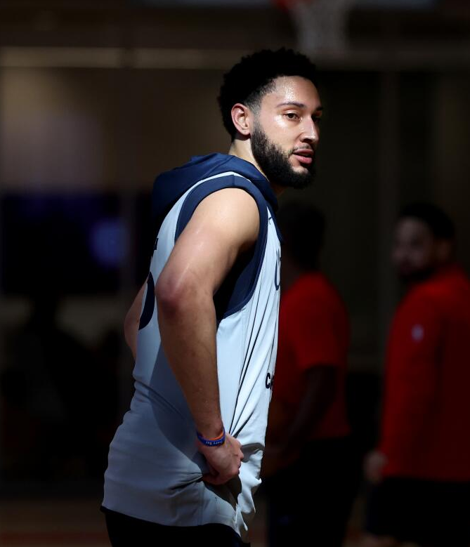 50NuancesDeNBA's tweet photo. APRÈS UNE SAISON BLANCHE, BEN SIMMONS PRÉPARE SÉRIEUSEMENT SON RETOUR EN NBA !

◾️ Dès aujourd'hui, Simmons participera à Melbourne à un mini-camp organisé par des joueurs de la sélection australienne, sans aucune restriction.

◾️ Il finance lui-même sa participation au camp. Un coach qui l’a récemment entraîné affirme que le joueur a bien retrouvé ses qualités athlétiques, et Simmons assure lui-même qu’il ne s’était pas senti aussi bien physiquement depuis plusieurs années.

◾️ À plus long terme, il ambitionne également de représenter l’Australie aux JO 2028 de Los Angeles, et ce rassemblement constitue une première étape vers cet objectif.

◾️ Plusieurs franchises NBA ont manifesté leur intérêt auprès de son entourage. Une équipe de la Conférence Ouest lui aurait même proposé une invitation pour son Training Camp. Simmons est désormais disposé à signer pour le minimum vét.

Loin des parquets pendant toute la saison 2025/26 pour se ressourcer mentalement ET physiquement, le First Pick 2016 est prêt à faire son retour 👊

via @MarcJSpears 🗞️