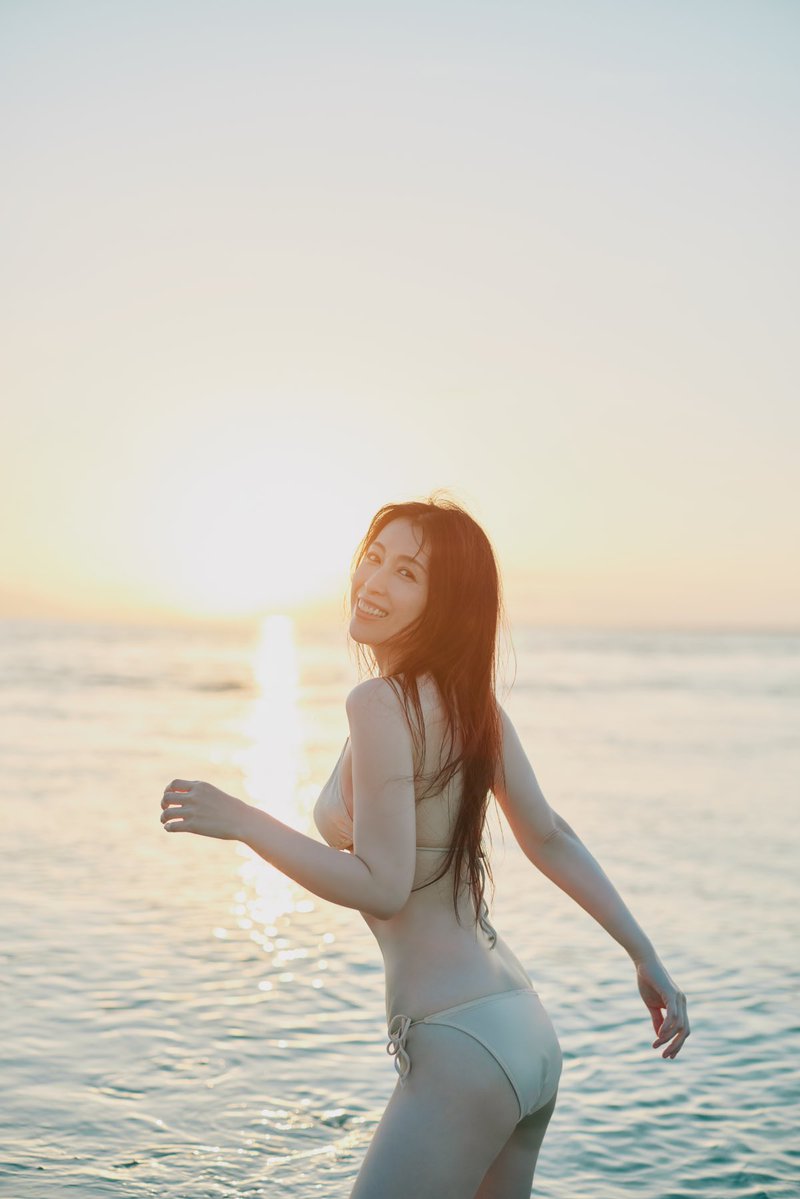 hinagata_akiko's tweet photo. 雛形あきこです
写真集を発売させていただく事になりました
今だから出せる一冊になったと思っています
2026年10月16日発売
予約受付中
発売を記念して東京大阪にてお渡しイベントも開催いたします
10月 17 日（土） 東京
https://t.co/GP87rx4sI9
10月 18 日（日） 大阪
https://t.co/T6qzZItrbs https://t.co/C9WC3DixZH