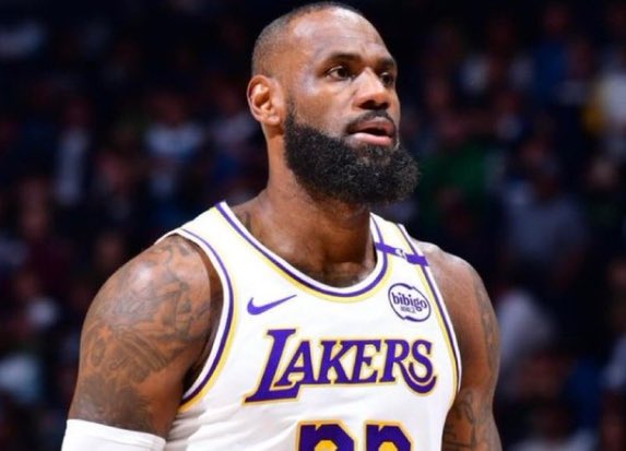 maiqiu0's tweet photo. #詹姆斯 直接断层第一！NBA单赛季25+5+5榜单曝光：老詹20次封神
数据博主Stat Defender晒出了一组NBA历史级硬核数据：单赛季场均拿到“25分+5篮板+5助攻”的次数排行榜。看到榜首的数字，只能用夸张来形容！

历史TOP榜单：
勒布朗·詹姆斯 — 20次
奥斯卡·罗伯特森 — 9次
字母哥 / 杜兰特 / 科比 / 乔丹 — 均8次
东契奇 — 7次
库里 / 哈登 / 杰里·韦斯特 — 均6次

重点解读：
詹姆斯独一档存在： 第二名的“大O”只有9次，乔丹和科比也才8次，而詹姆斯一个人就狂刷了20次！这已经不仅仅是巅峰高度的问题，更是跨越20年如一日的恐怖续航与稳定性。
现役怪物疯狂追赶： 字母哥、杜兰特同为8次并列历史第三；东契奇年纪轻轻就已经斩获7次，未来极有希望冲到历史第二的位置。
数据不会说谎，这��兼具得分、��织与篮板的全能表现，詹姆斯硬生生把它做成了自己的生涯常态。