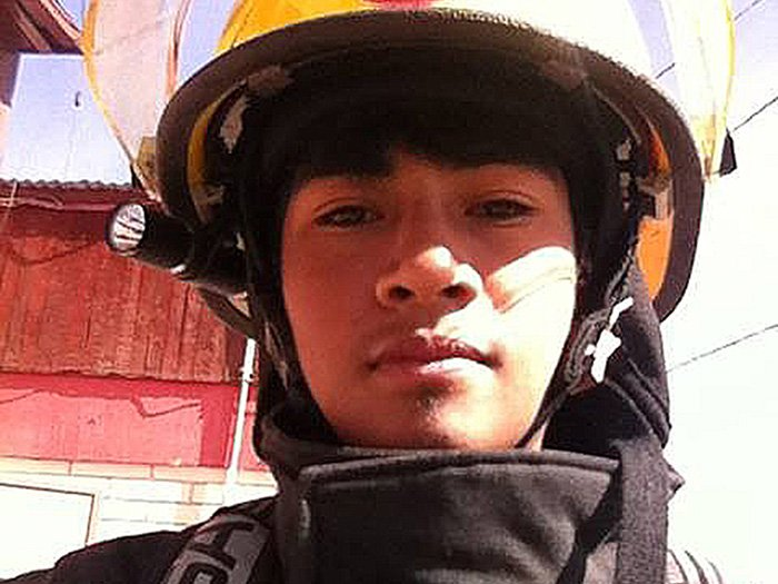 alegriagonzaa's tweet photo. Yo no me olvido del Bombero Héroe de Diego de Almagro.

Álvaro Plaza Ramos tenía apenas 16 años cuando, durante el aluvión que golpeó Atacama en 2015, dio su vida intentando salvar a un niño.

Han pasado los años, pero su historia y valentía no deben ser olvidadas.

✝️Q.E.P.D https://t.co/c0mZVuLsa0