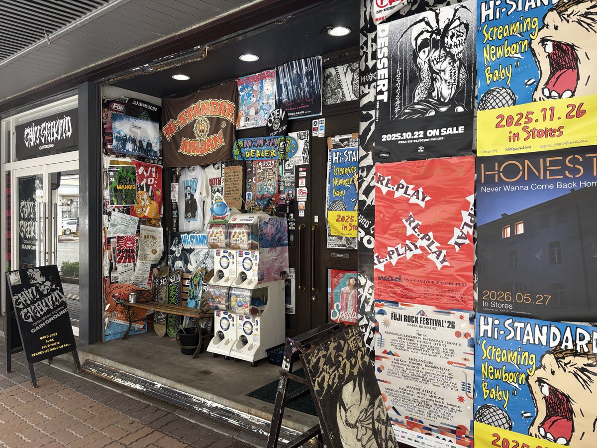 gainground025's tweet photo. 遅くなっちゃってすいません！
今日のゲインはKen Yokoyama VS NAMBA69 Split 爆音でオープン！

あらためて今聴く NAMBA69のPROMISESのエモさたるやハンパない！！ハイスタが絶頂の今だからこそ聴き直したい、人生の機微というか、運命みたいなものを感じて、ぐっときます！
https://t.co/NUeEQINNmc https://t.co/Q0V0yEYnQC
